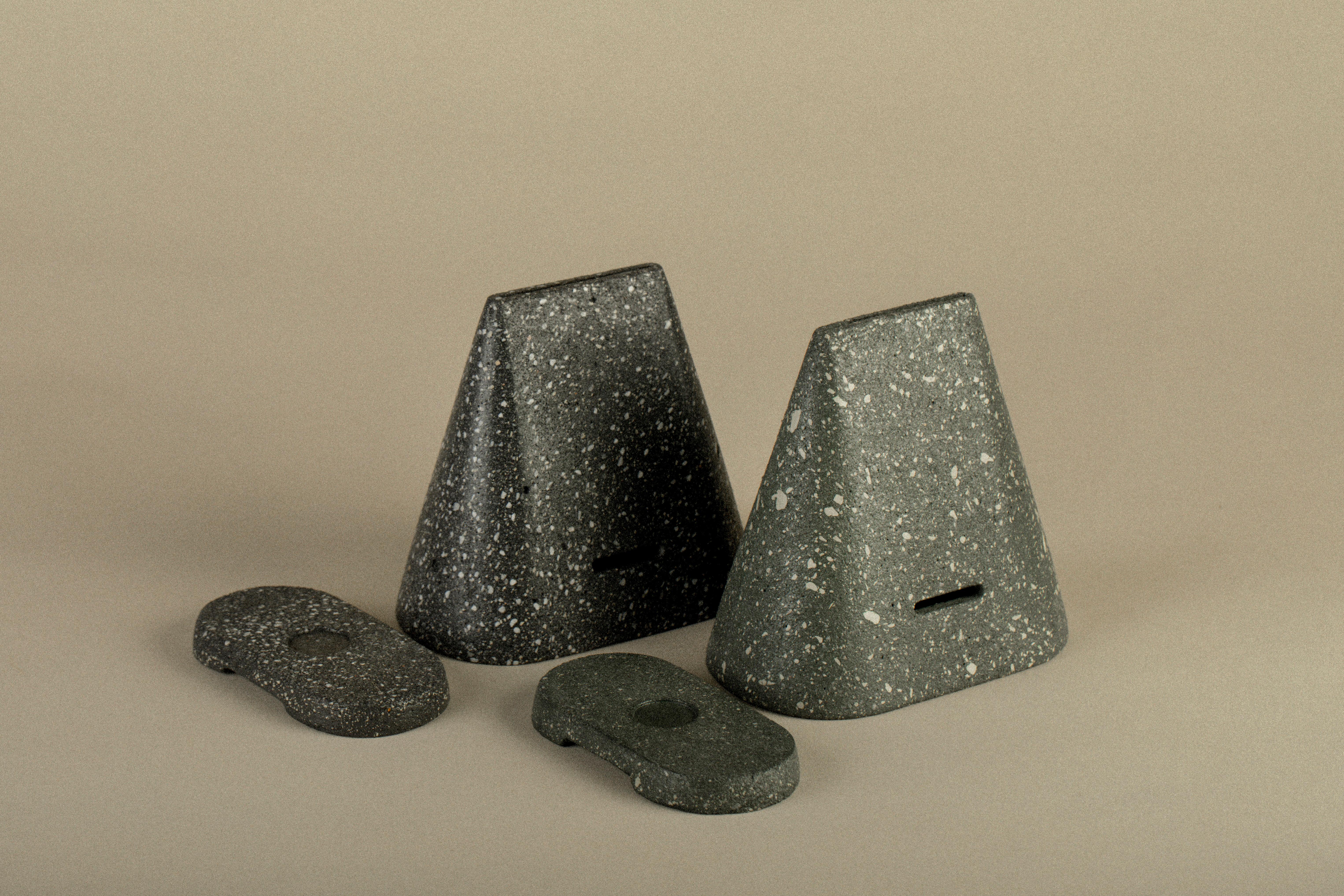 Set of 2 Humo Lineal incense diffuser by Algo Studio
By Diego Garza
Designed by Diego Garza
Dimensions: D 7.5 x W 12 x H 11.5 cm
Materials: Casted concrete terrazzo.
Colors: black, dark green.

Incense cone burner and diffuser, its geometry