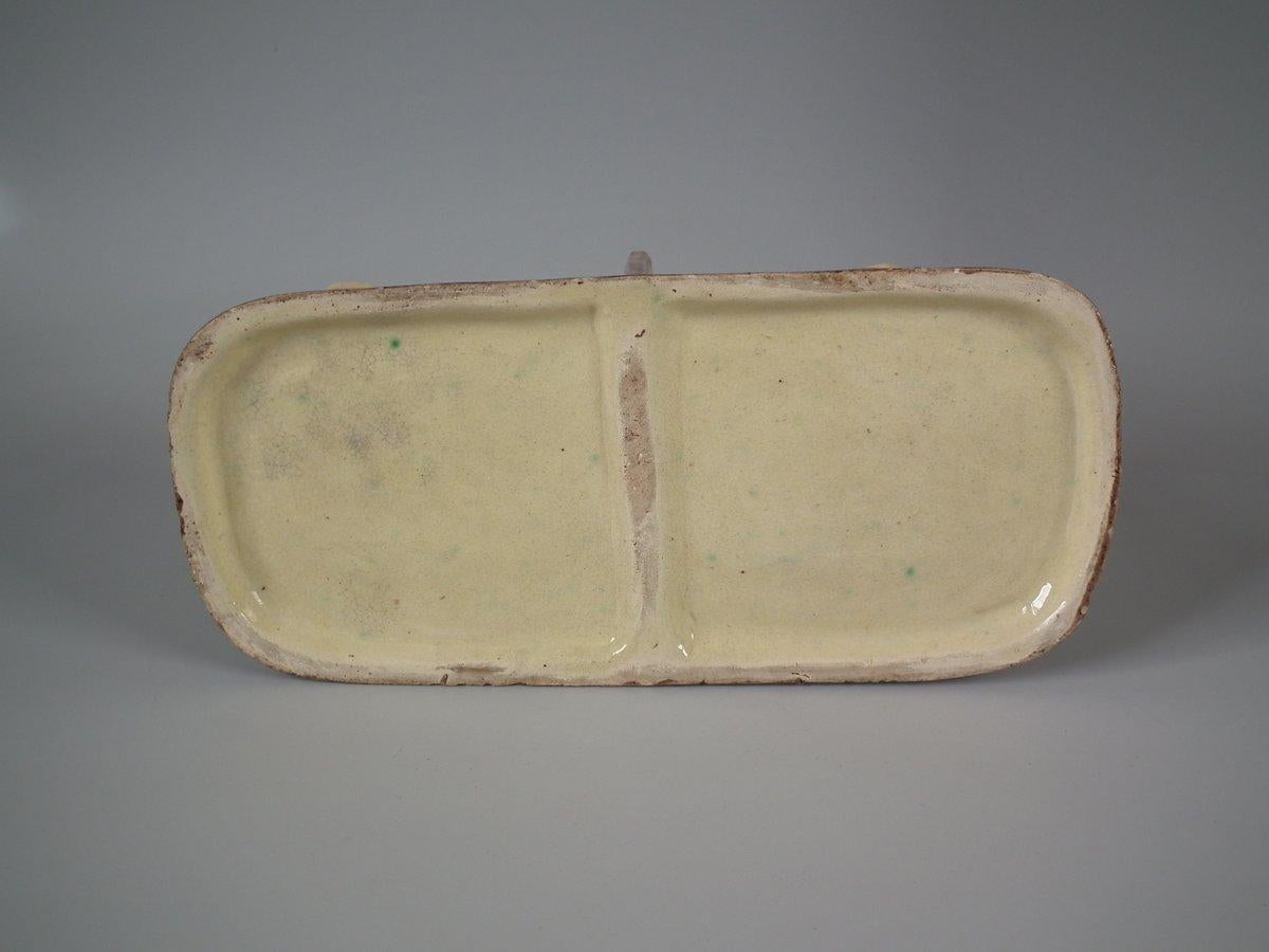 Vaso in maiolica con due rane sedute, ai lati di un paravento. Colorazione: Predominano i colori marrone, verde e blu.
 