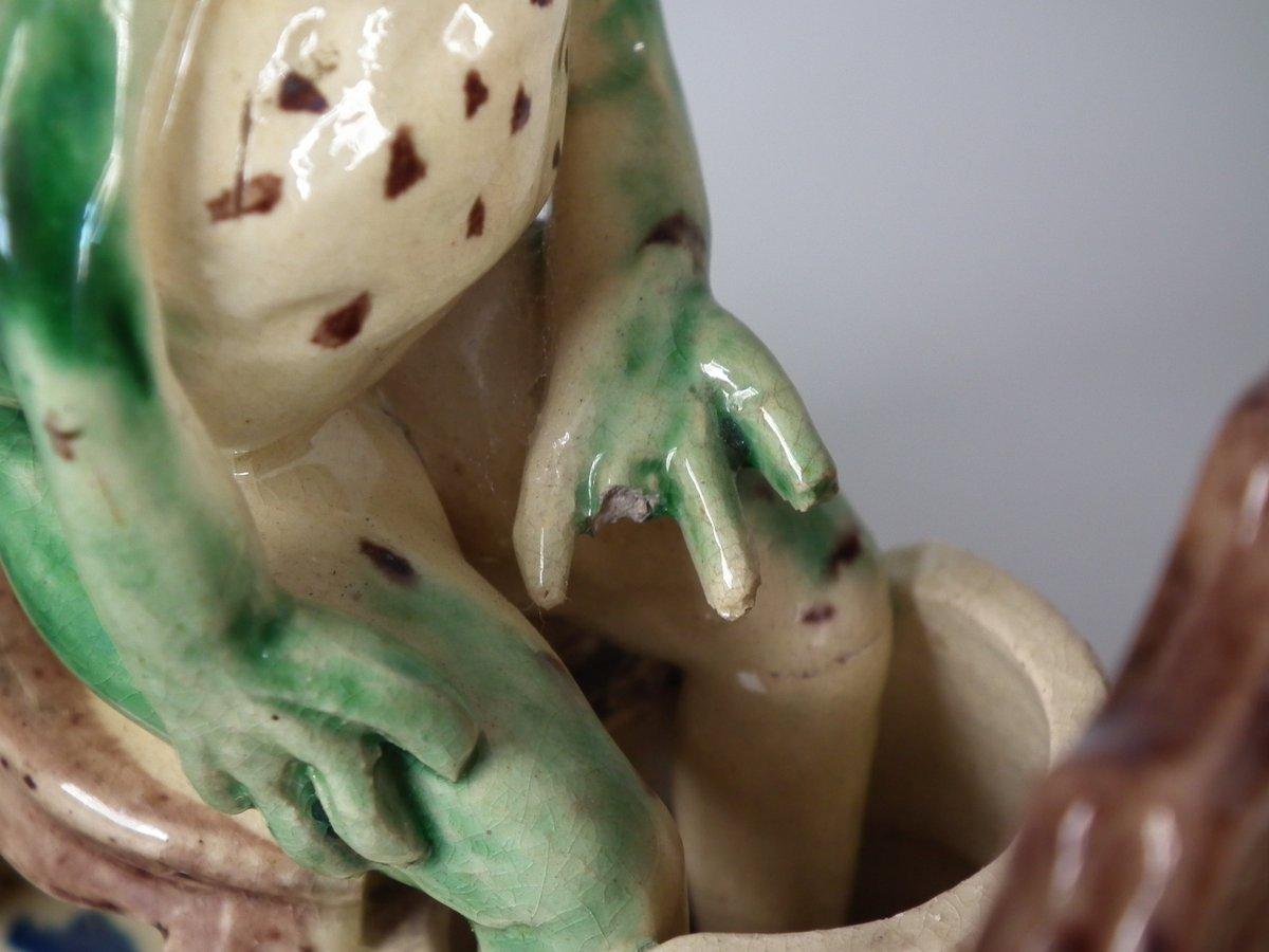 Fin du XIXe siècle Vase grenouille humoristique en majolique en vente