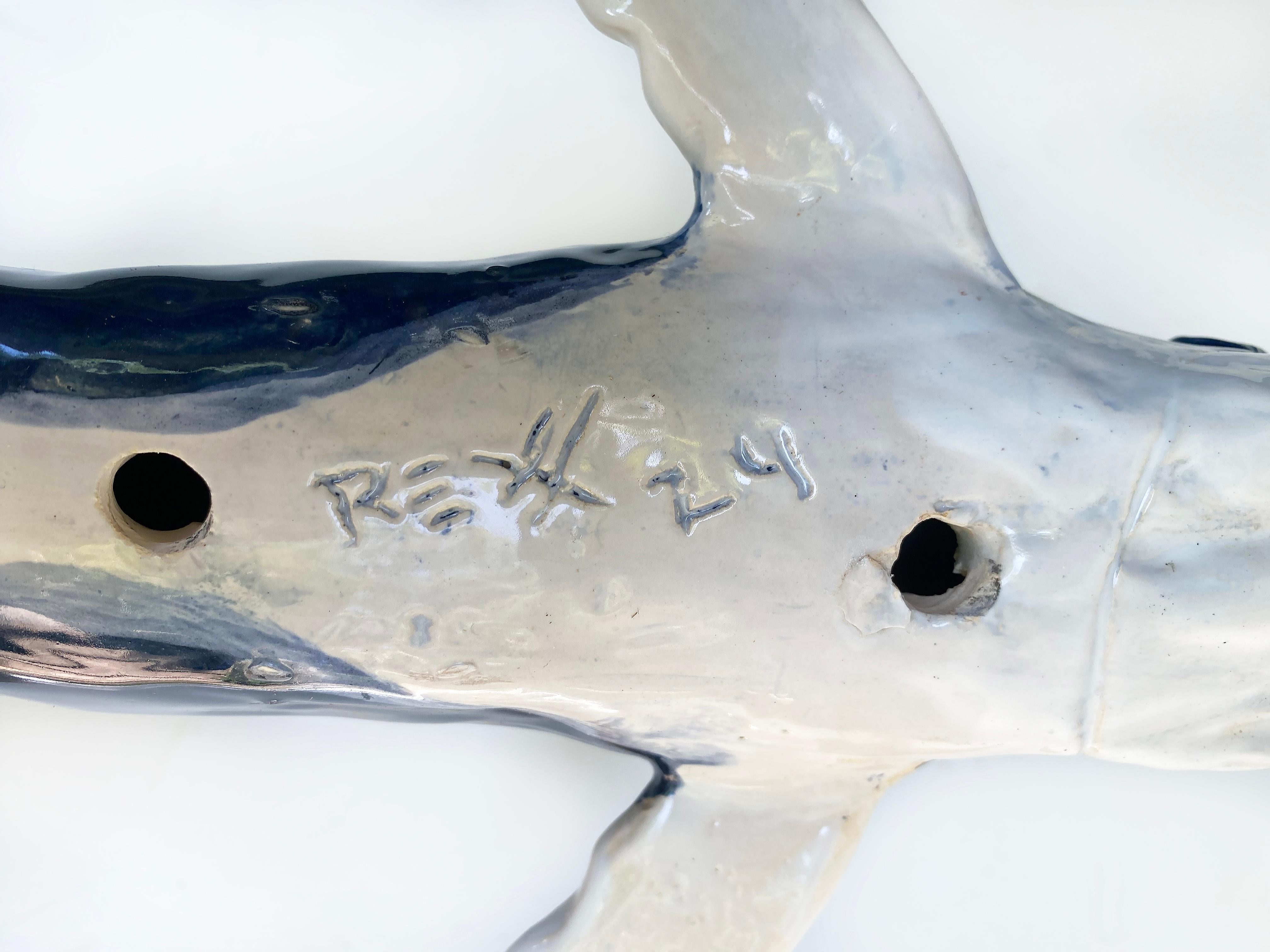Scultura in ceramica su base di legno dell'artista Rexx Fischer: Hump Back Whale, fatta a mano. 2