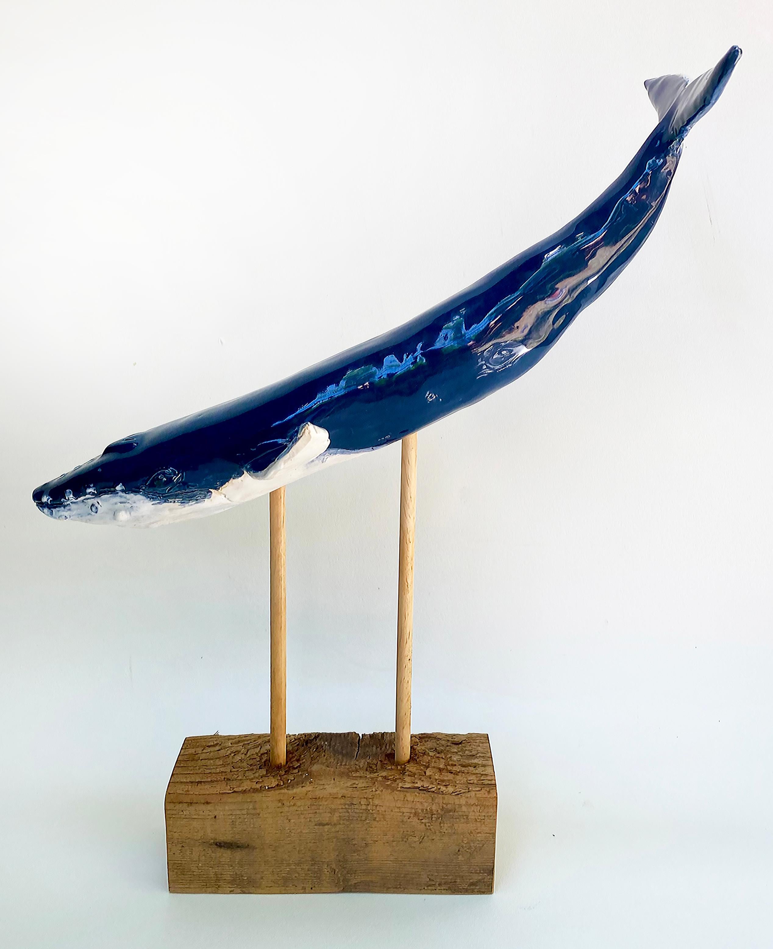 Scultura in ceramica su base di legno dell'artista Rexx Fischer: Hump Back Whale, fatta a mano.

In vendita c'è una scultura in ceramica smaltata 