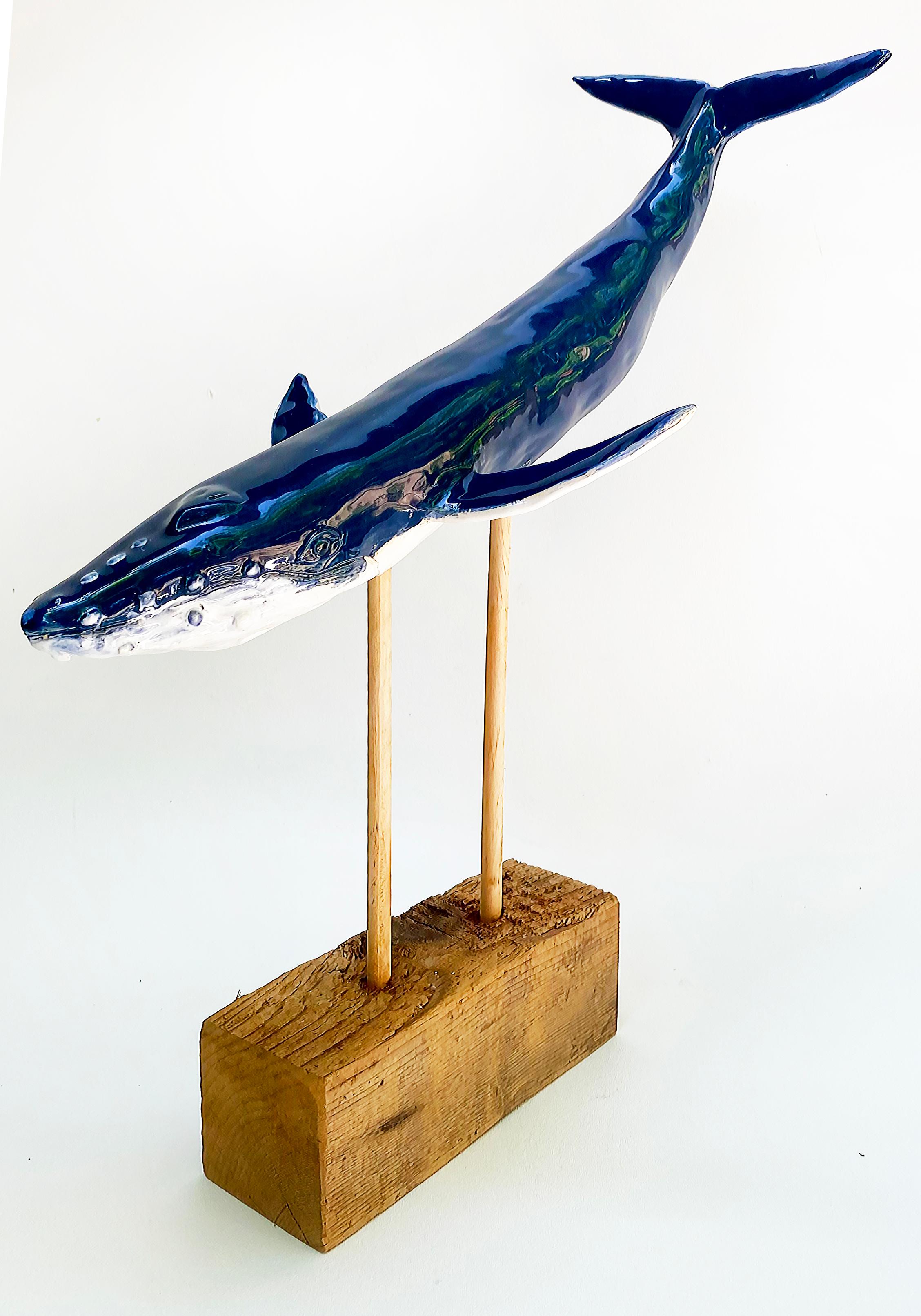 Organico moderno Scultura in ceramica su base di legno dell'artista Rexx Fischer: Hump Back Whale, fatta a mano.