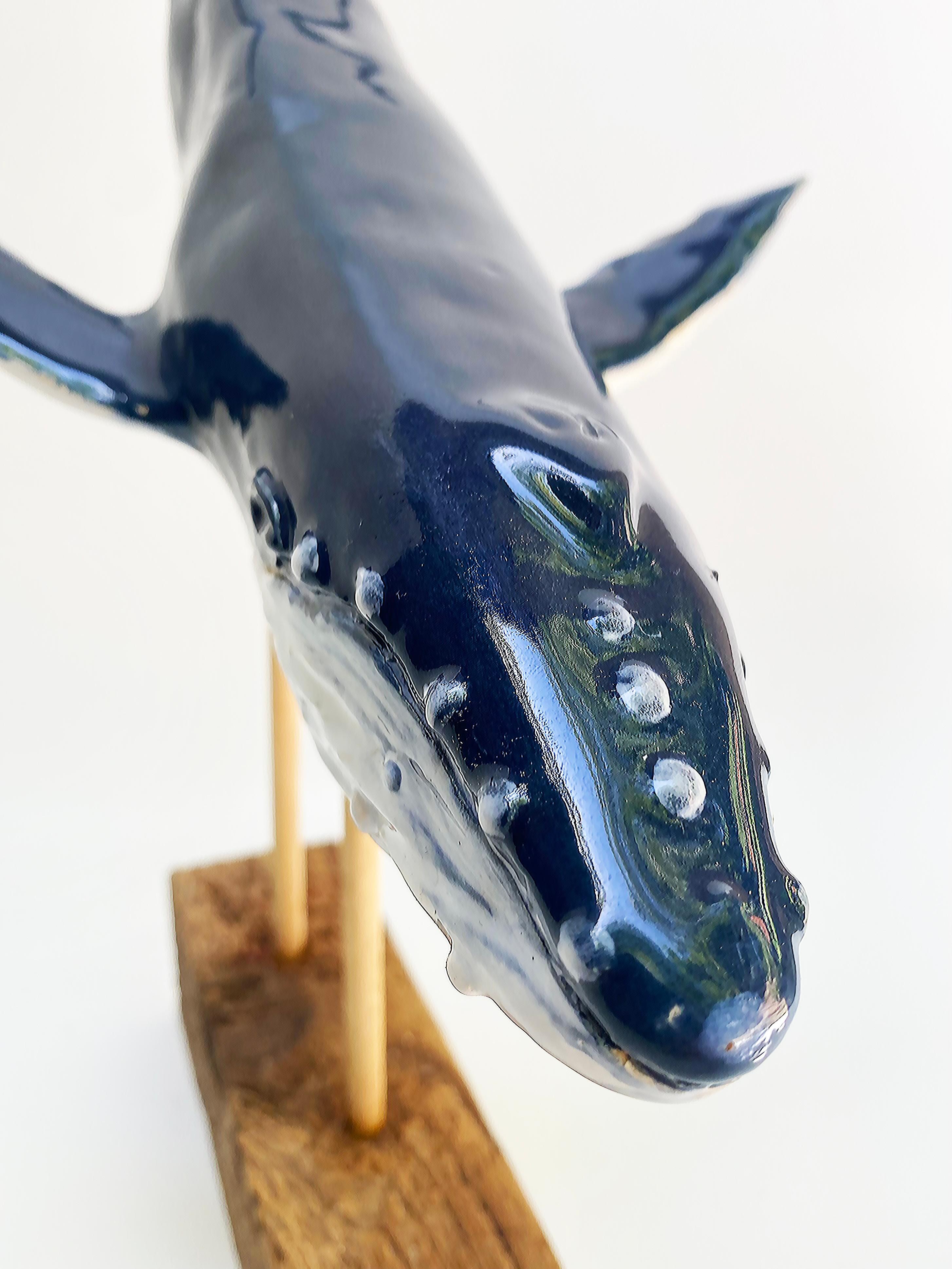 Smaltato Scultura in ceramica su base di legno dell'artista Rexx Fischer: Hump Back Whale, fatta a mano.