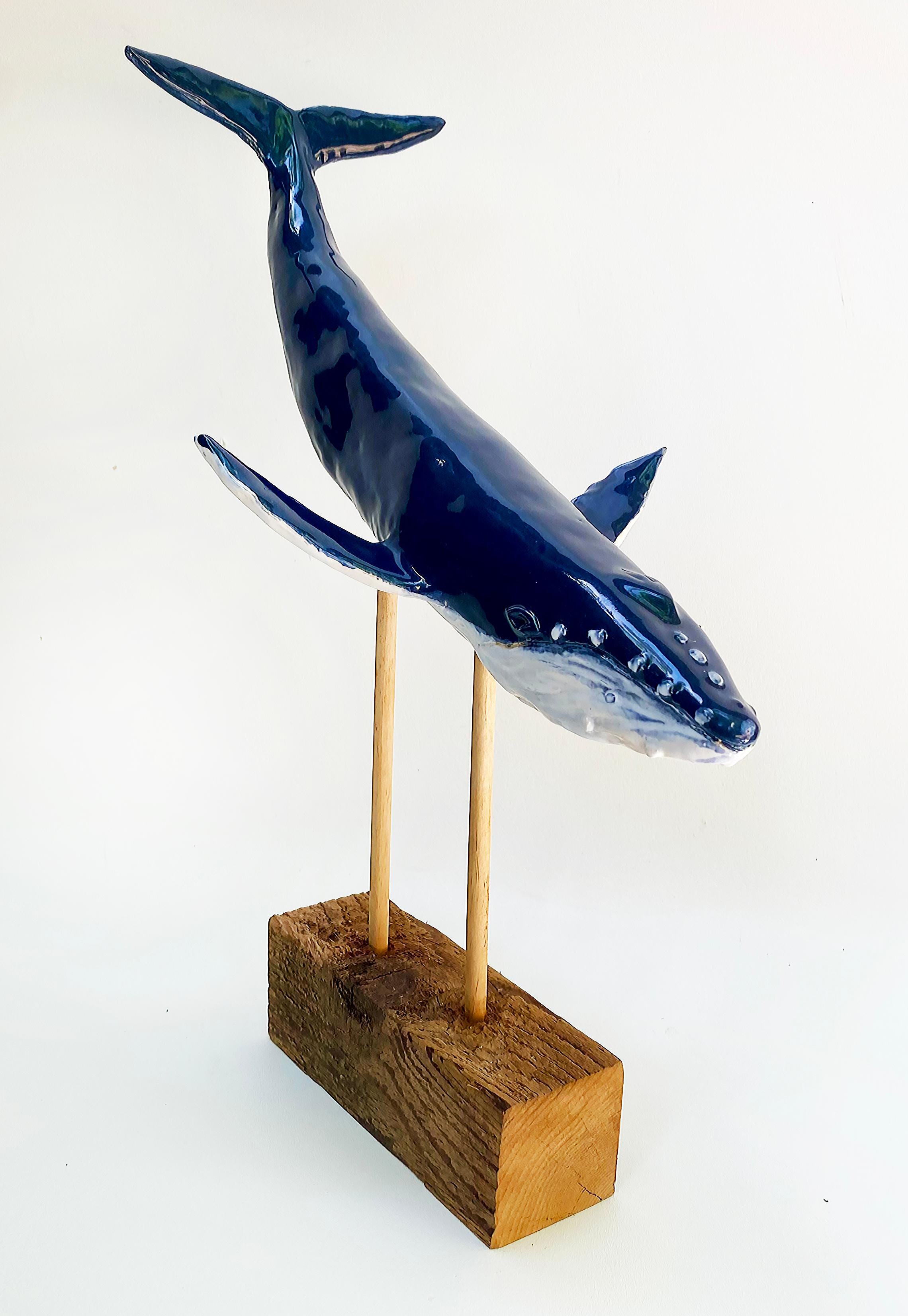 XXI secolo e contemporaneo Scultura in ceramica su base di legno dell'artista Rexx Fischer: Hump Back Whale, fatta a mano.