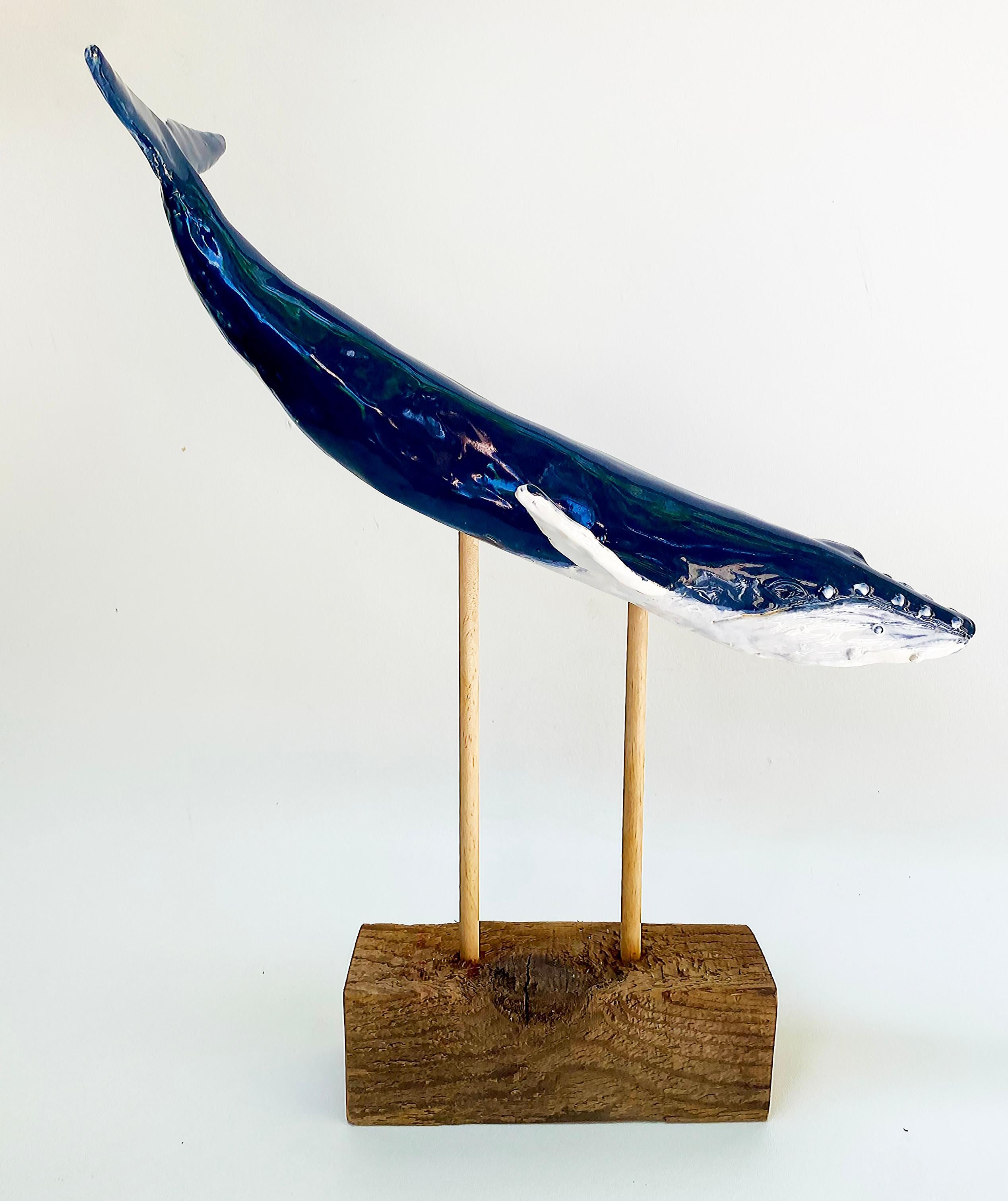 Ceramica Scultura in ceramica su base di legno dell'artista Rexx Fischer: Hump Back Whale, fatta a mano.