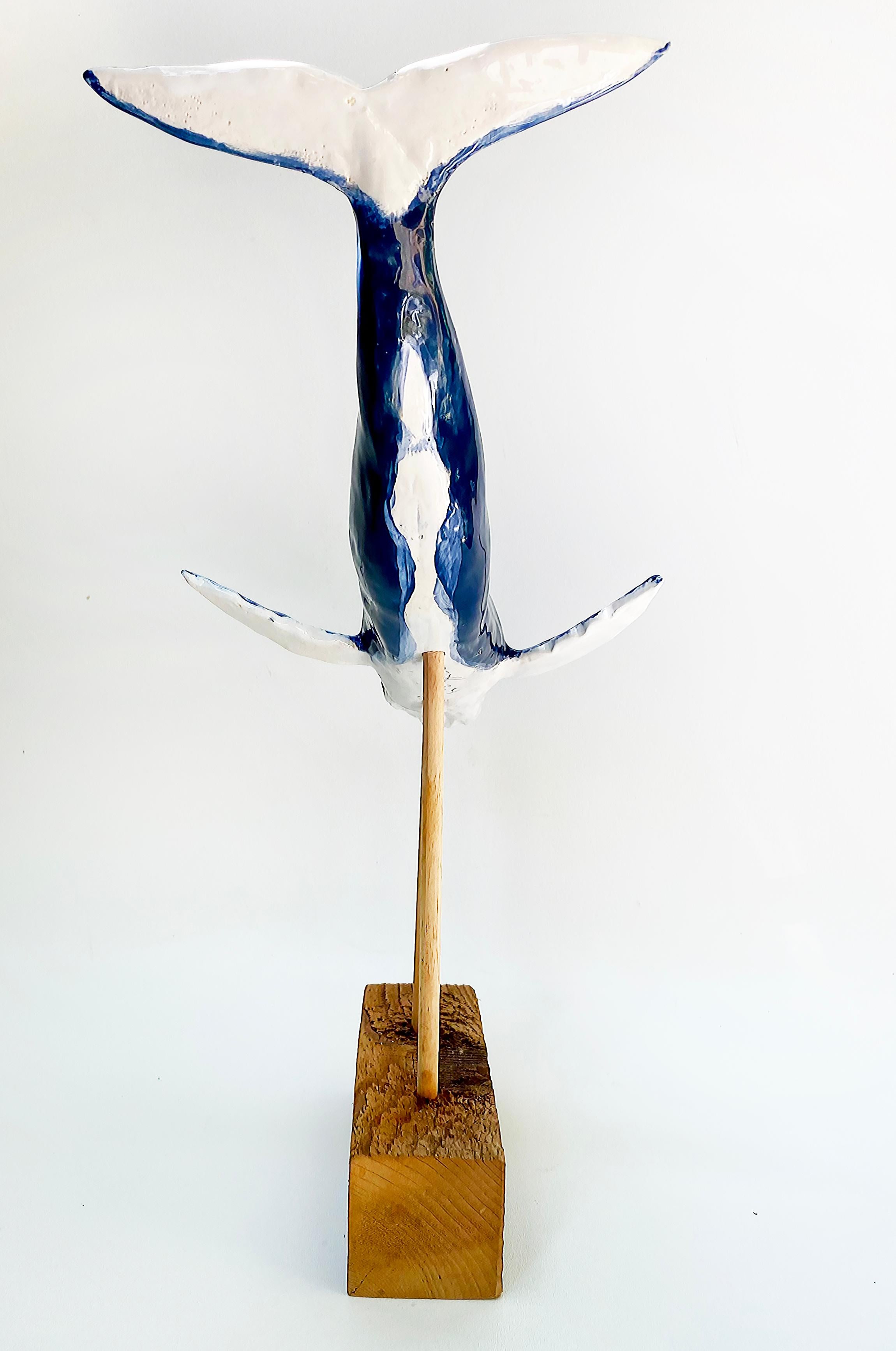 Scultura in ceramica su base di legno dell'artista Rexx Fischer: Hump Back Whale, fatta a mano. 1