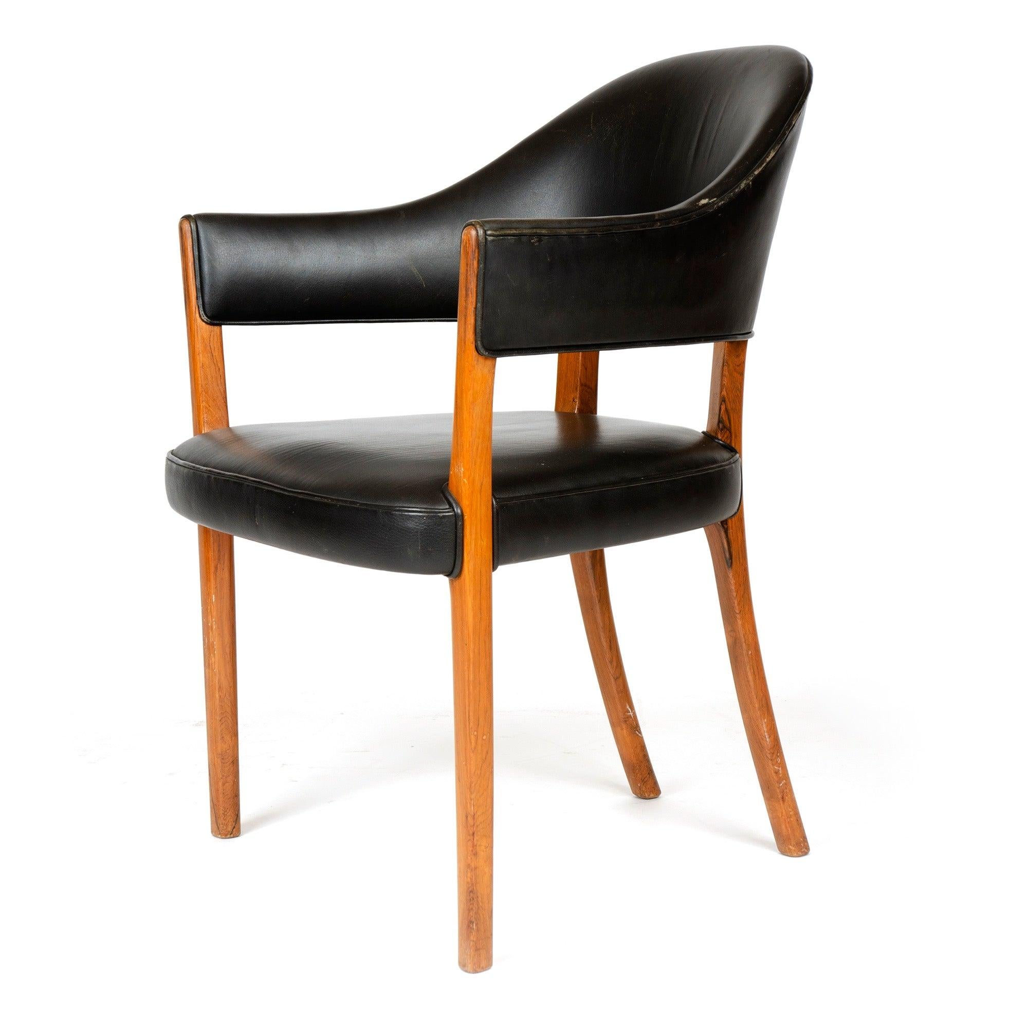 Ein eleganter Buckelsessel mit schwarzem Lederbezug und Keder auf einem Gestell aus Palisanderholz.?