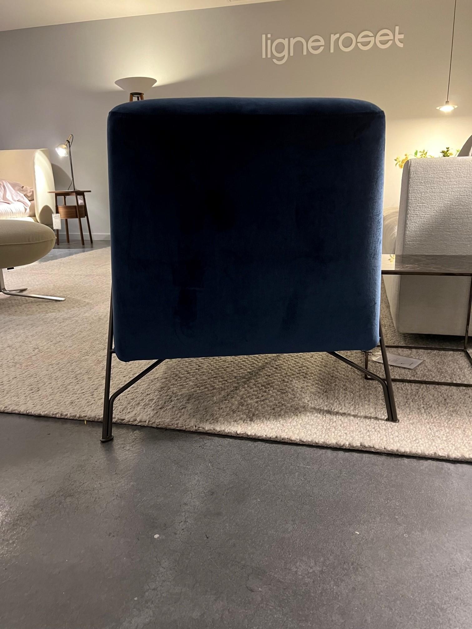 Humphrey-Sessel mit Armlehnen aus schwarzer Eiche in Roxana Bleu (Französisch) im Angebot