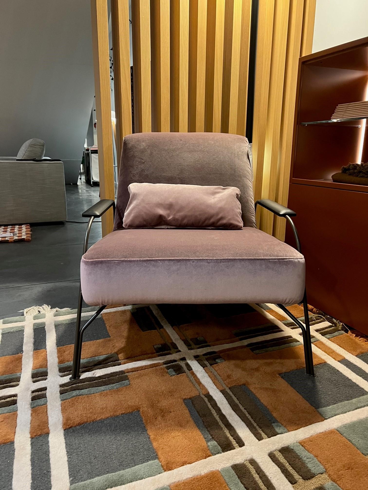 Evangelos Vasileiou is revisiting the 1950s with his very appropriately-named Humphrey armchair, which is just as classically chiseled as the famous of the famous actor.
Plomb-colored metal base; seat in fabric; armrests in black-stained oak.

The