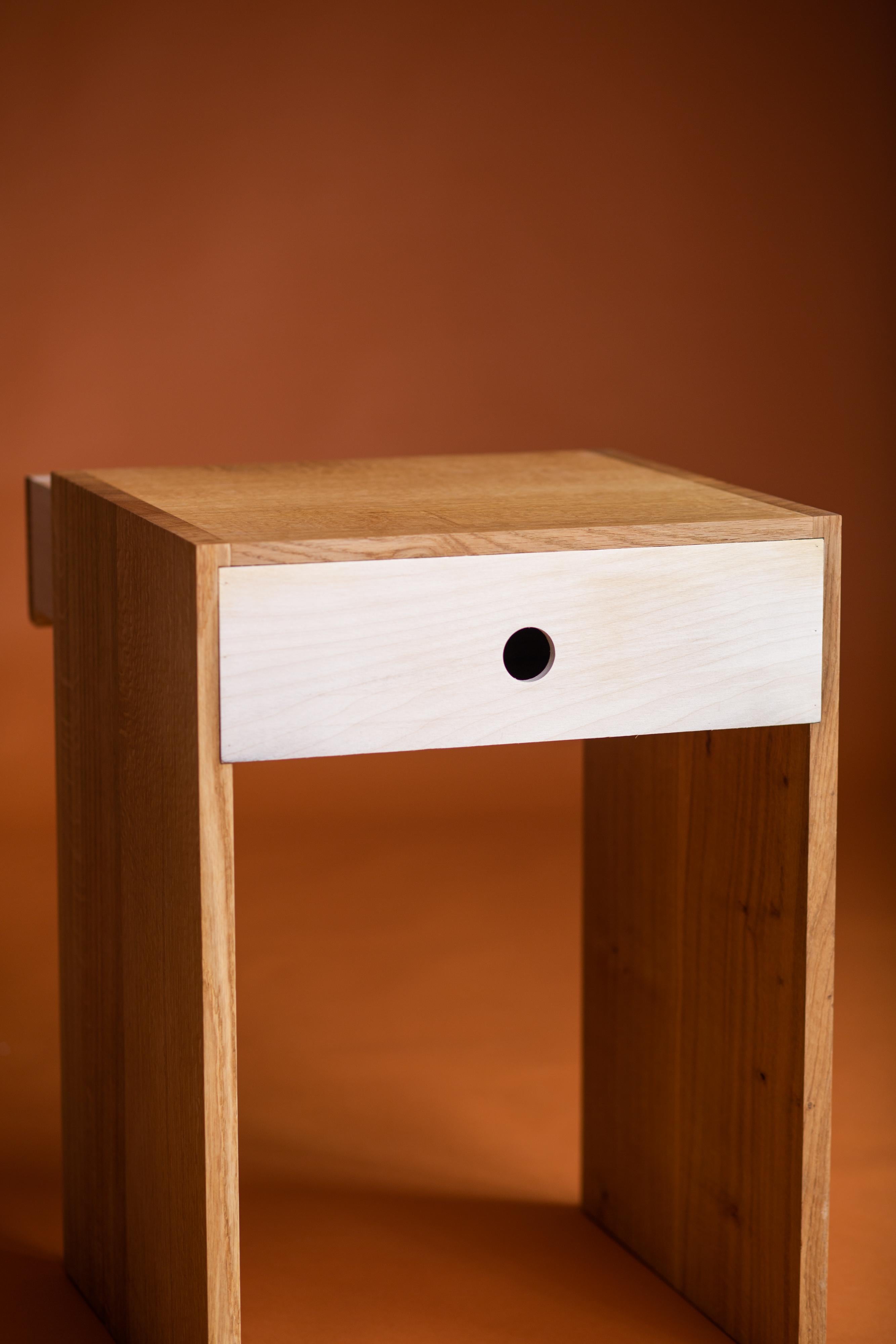 Hundert's English Oak Night Stand (Englisch) im Angebot