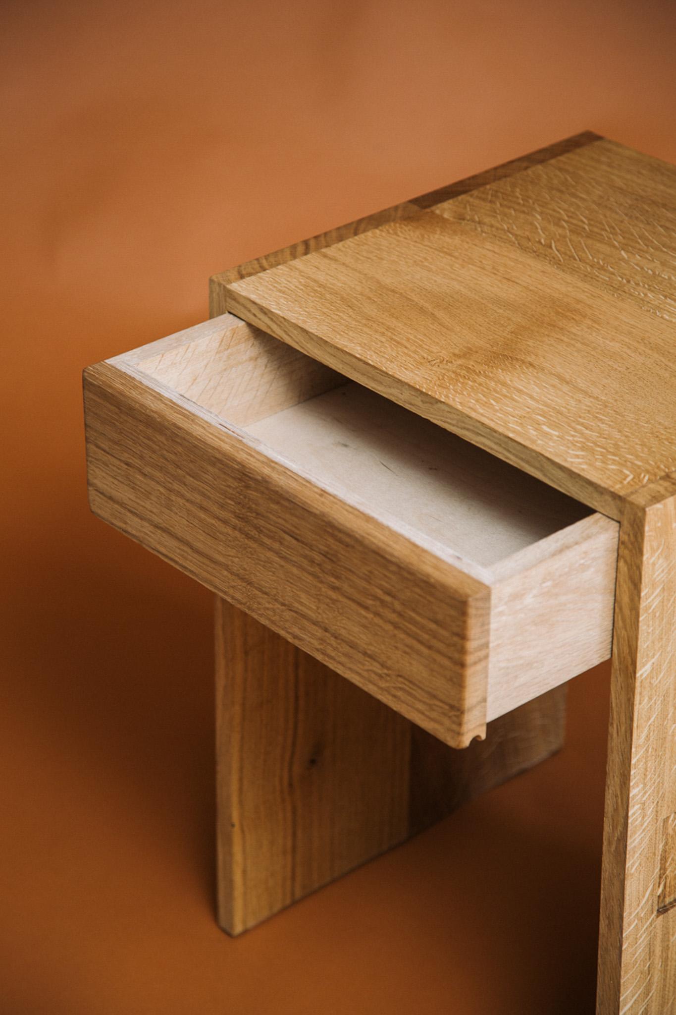 Hundert's English Oak Night Stand im Zustand „Neu“ im Angebot in Manchester, GB