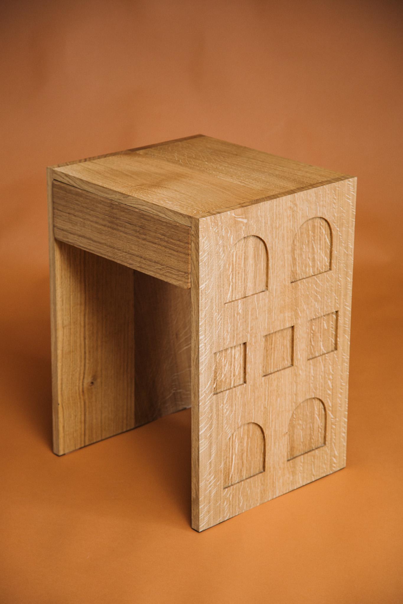 Hundert's English Oak Night Stand (21. Jahrhundert und zeitgenössisch) im Angebot