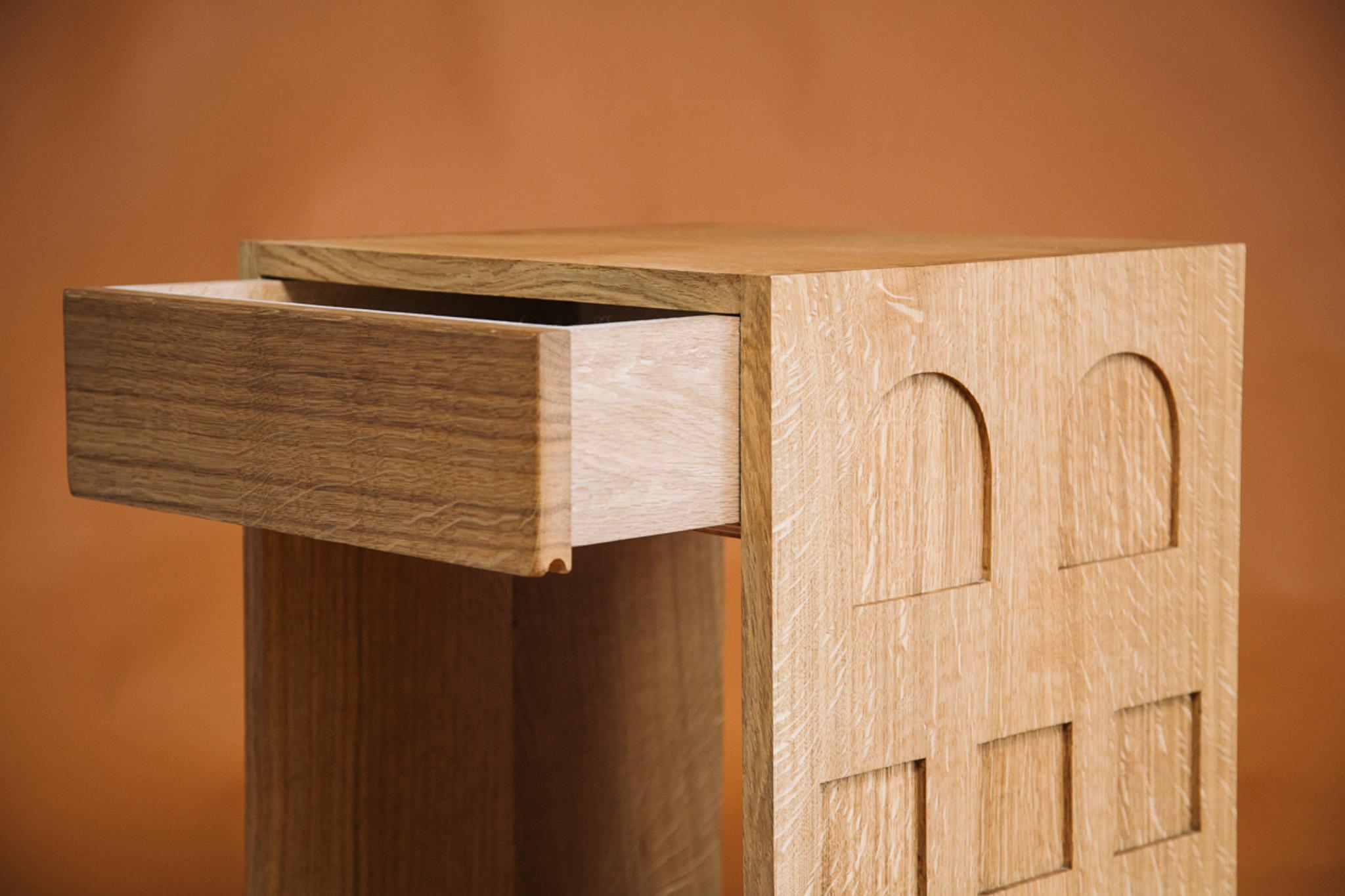 Hundert's English Oak Night Stand (Birke) im Angebot