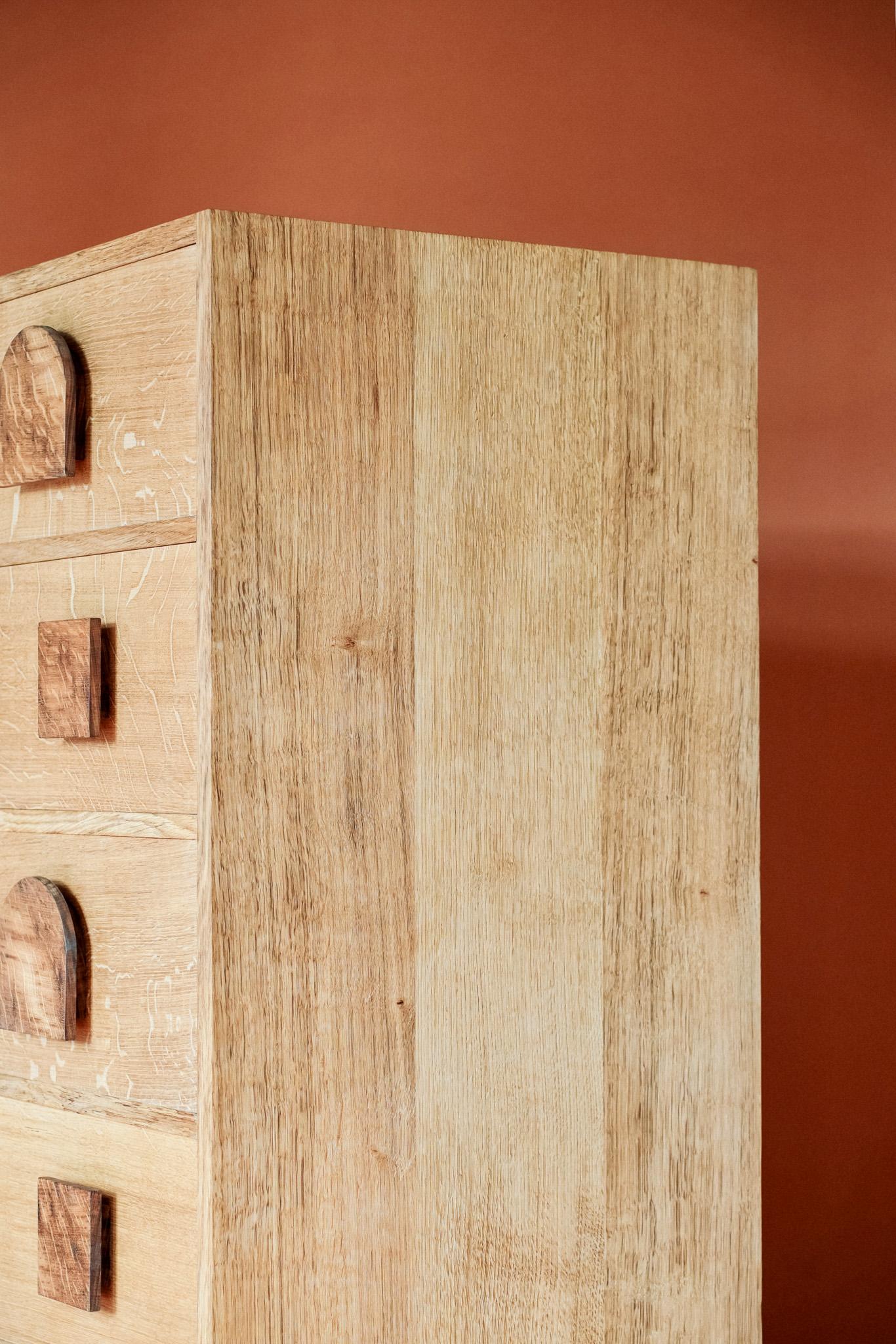 Comò e cassettiera in legno extra-large meravigliosamente unici, realizzati in Oak inglese di altissima qualità dal pluripremiato designer e creatore Goldfinch Brookes nel suo studio di Manchester.
Questo pezzo si ispira al suo amore per l'artista