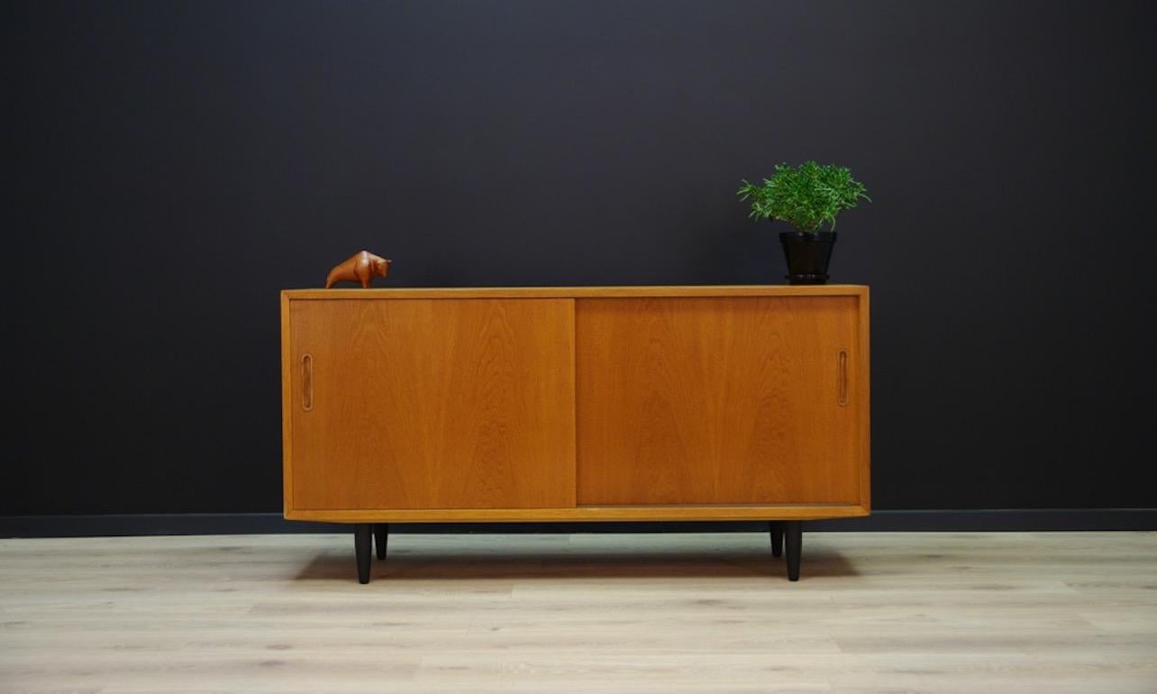 Designer: Poul Hundevad
Producer: Hundevad & Co.
Model: Unknown
Materials: Veneered with ash
Period: 1960s-1970s
Condition: Good - product might show slight traces of use (small scratches and dings are visible, filled veneer loss, darker spots