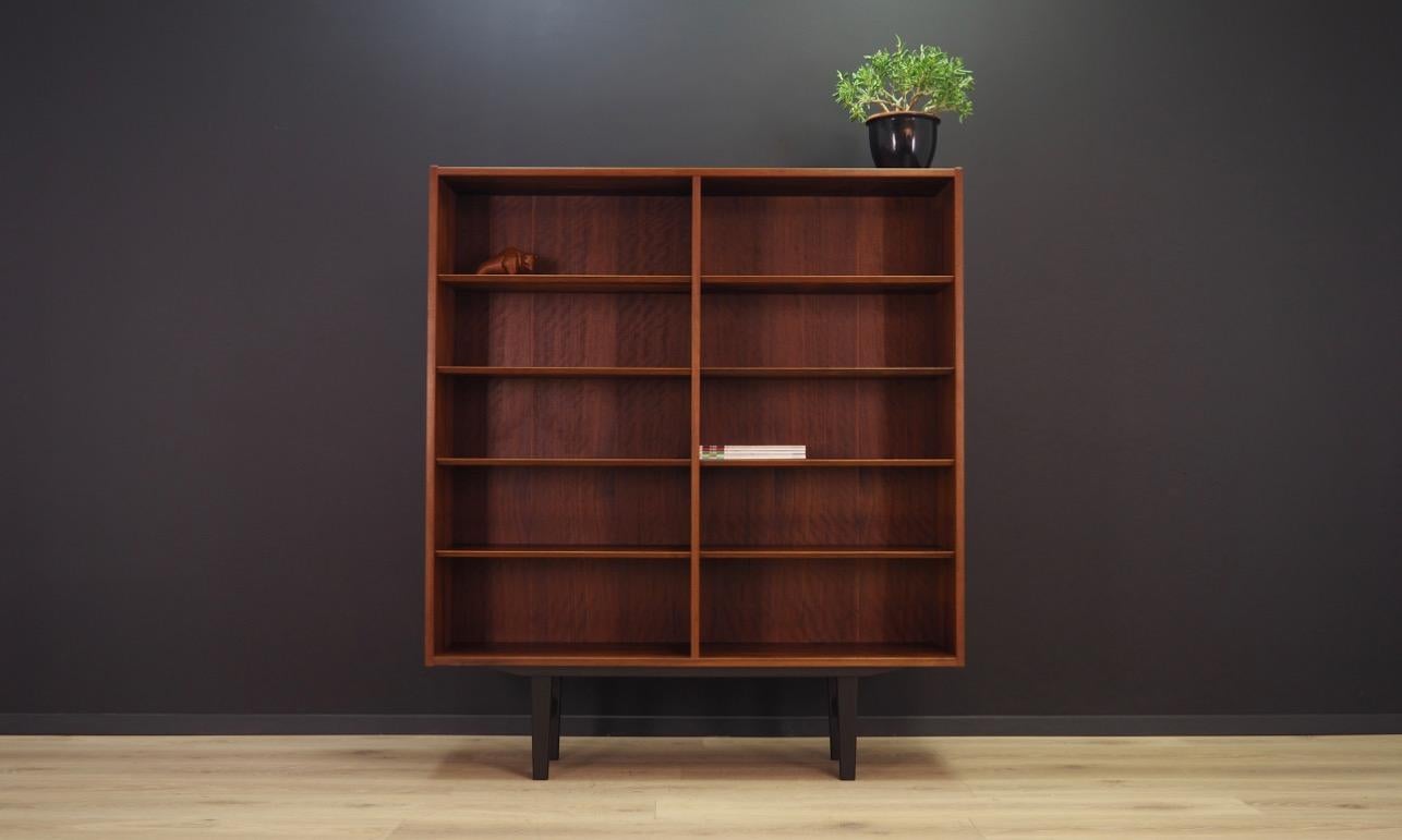 Fantastic bookcase - library from the 1960s-1970s. Scandinavian design, Minimalist form. The bookcase is manufactured by Hundevad & Co. Furniture finished with rosewood veneer. Shelves with adjustable height. Maintained in good condition (minor