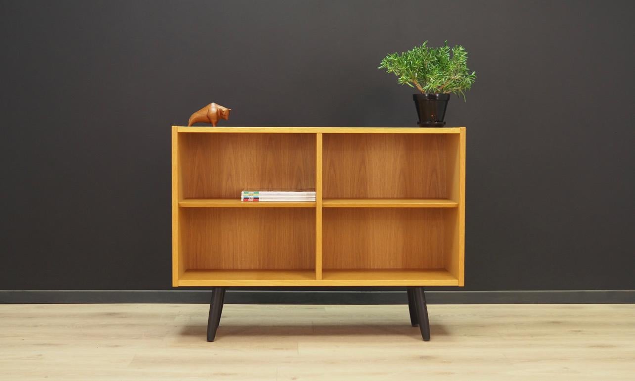 A brilliant bookcase / library from the 1960s-1970s, Danish design. Manufactured by Hundevad & Co. Furniture finished with ash veneer. It has two adjustable shelves. Maintained in good condition (minor bruises and scratches) - direct for