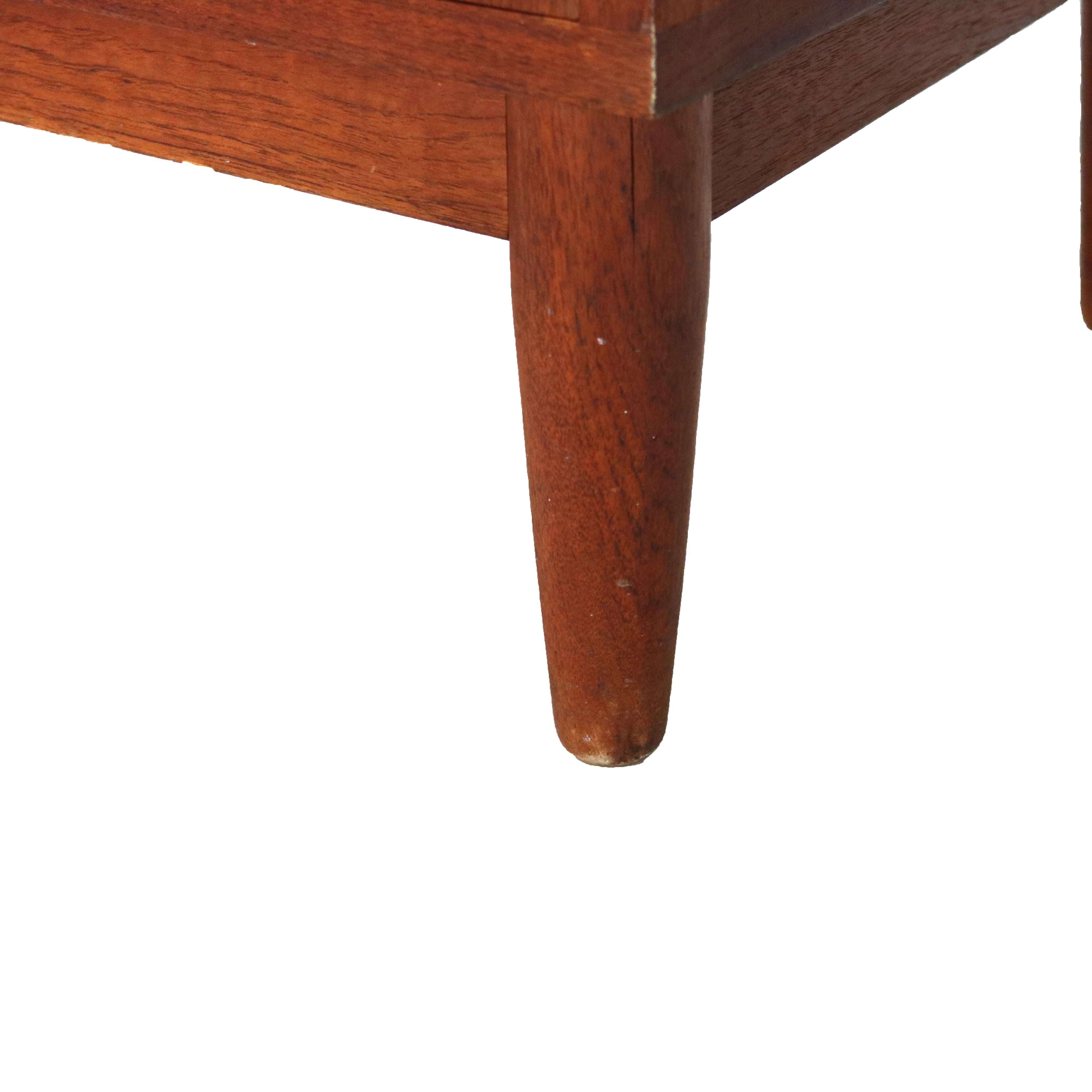 Hundevad, armadio danese in legno di teak della metà del secolo scorso, C1960 In condizioni buone in vendita a Big Flats, NY