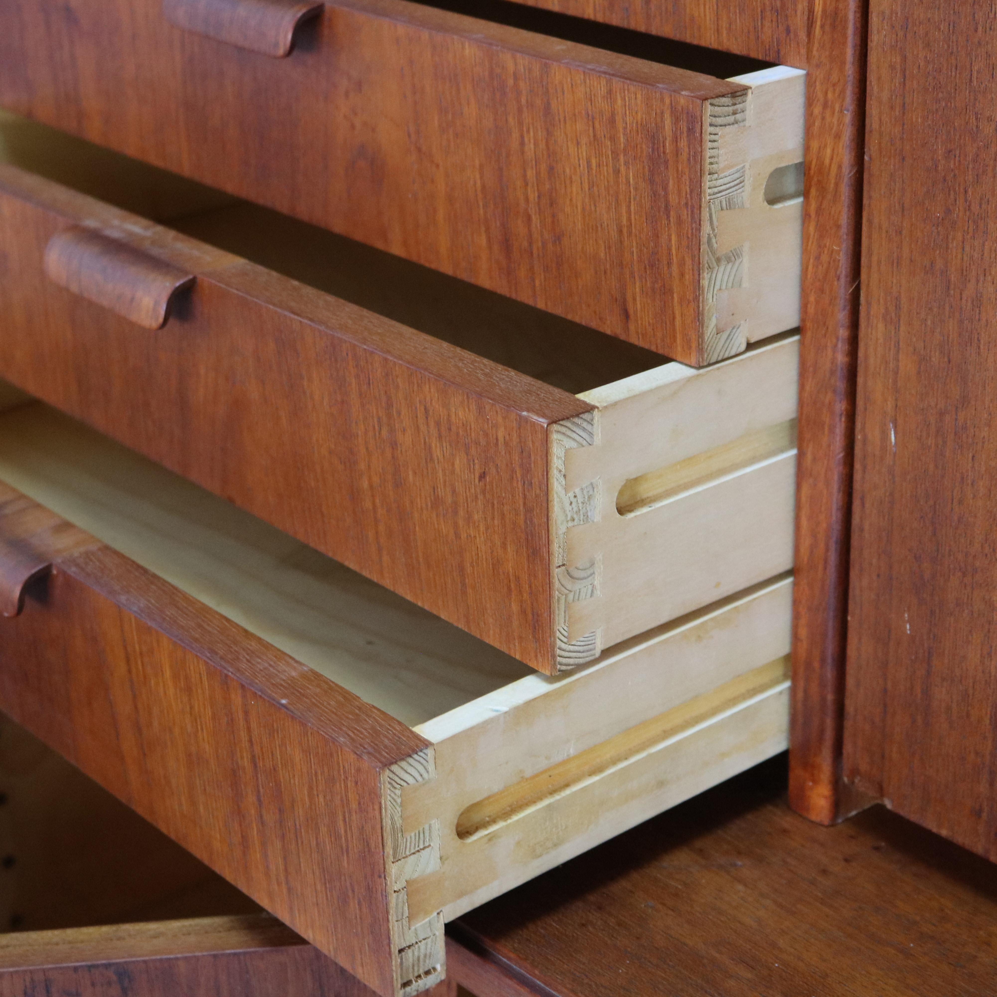 Hundevad, armadio danese in legno di teak della metà del secolo scorso, C1960 in vendita 3