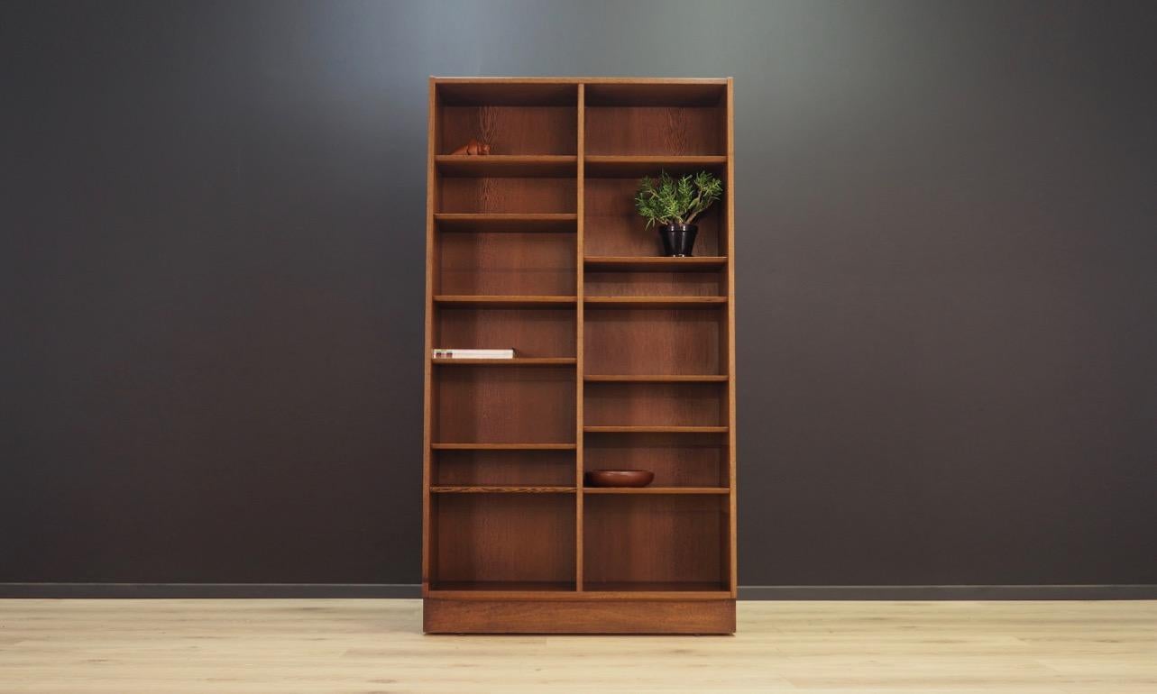 Minimalist bookcase from the 1960s-1970s, Danish design, a phenomenal form produced in the Hundevad & Co. factory. Surface veneered with oak. The furniture has a lot of adjustable shelves. Preserved in good condition (minor bruises and scratches) -