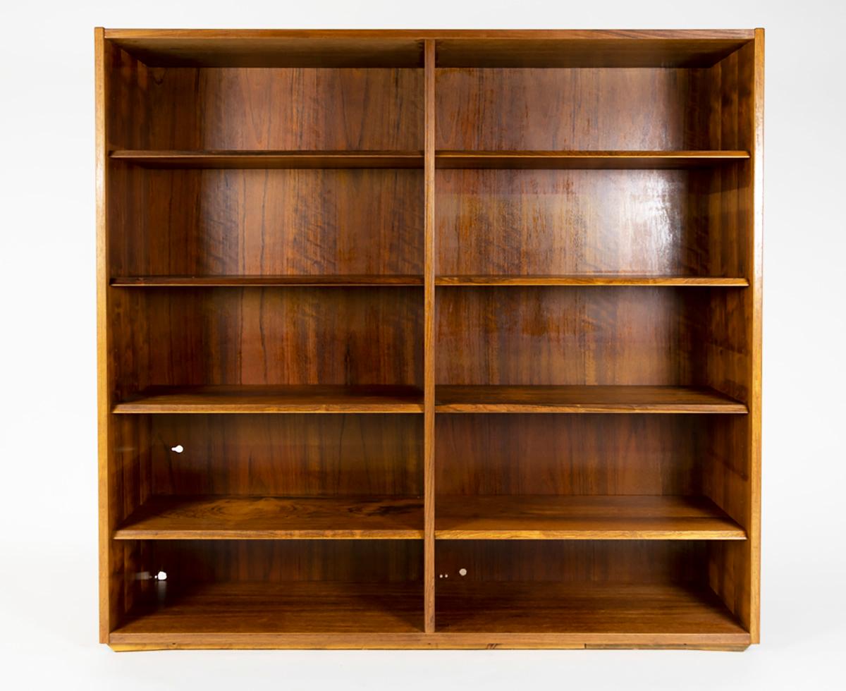 Vintage Hundevad bookcase from the 1960s-1970s, Minimalist form. Beautiful straight line, Danish design. Bookcase finished with rosewood veneer. Preserved in very good condition. Special shelve holders in metal, not visable when shelve is placed.