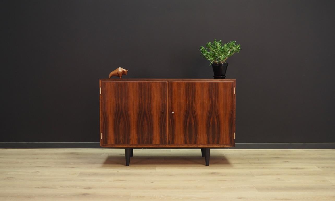 Cabinet from the 1960s-1970s, Danish design. Produced by HUNDEVAD. Cabinet finished with rosewood veneer. Interior with adjustable shelf and three pull out / pull-out drawers behind the doors with a key. Preserved in good condition (small bruises