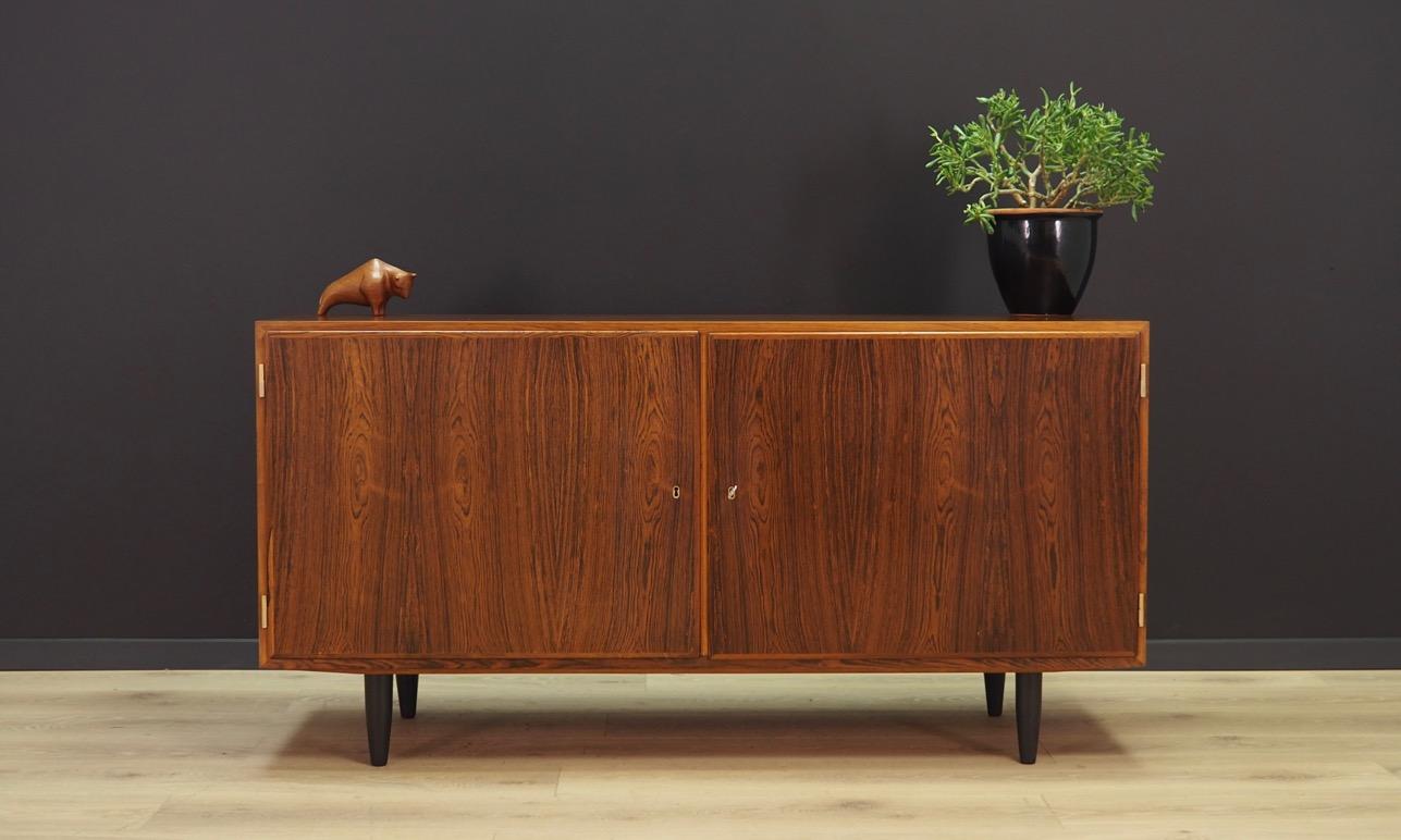 Phenomenal cabinet from the 1960s-1970s. Scandinavian design - minimalist form. Manufactured by Hundevad & Co. Furniture surface finished with rosewood veneer. Inside, two adjustable shelves and three drawers. Maintained in good condition (minor