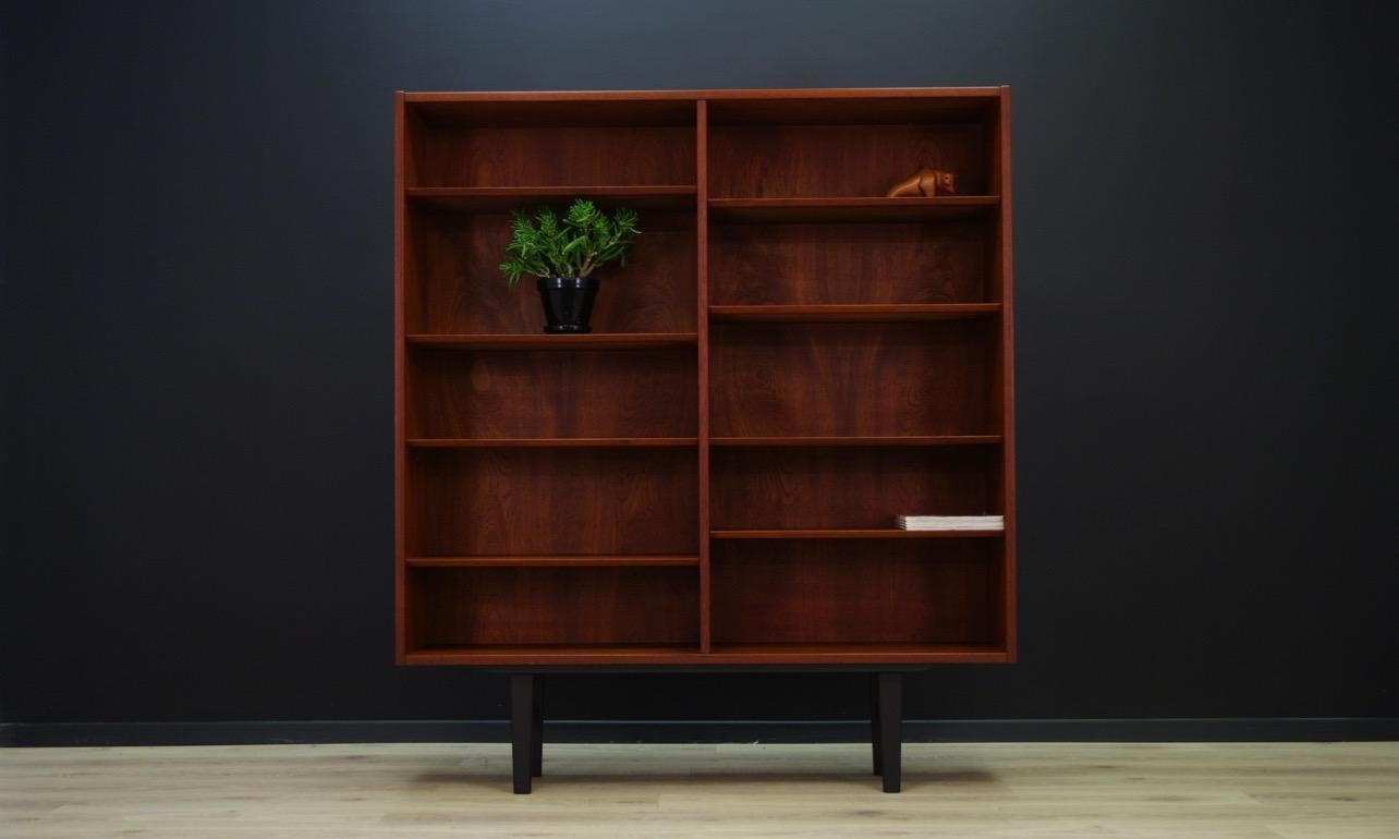 A classic 60/70 bookcase - a minimalist form designed by Poul Hundevad. Manufactured by Hundevad & Co. Bookcase finished with teak veneer. Adjustable shelves. Preserved in good condition (small bruises and scratches) - directly for