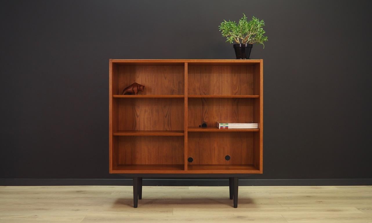 Classic bookcase / library from the 1960s-1970s, Scandinavian design. Manufactured by Hundevad & Co. Furniture finished with teak veneer. Adjustable shelves. Maintained in good condition (minor bruises and scratches), directly for