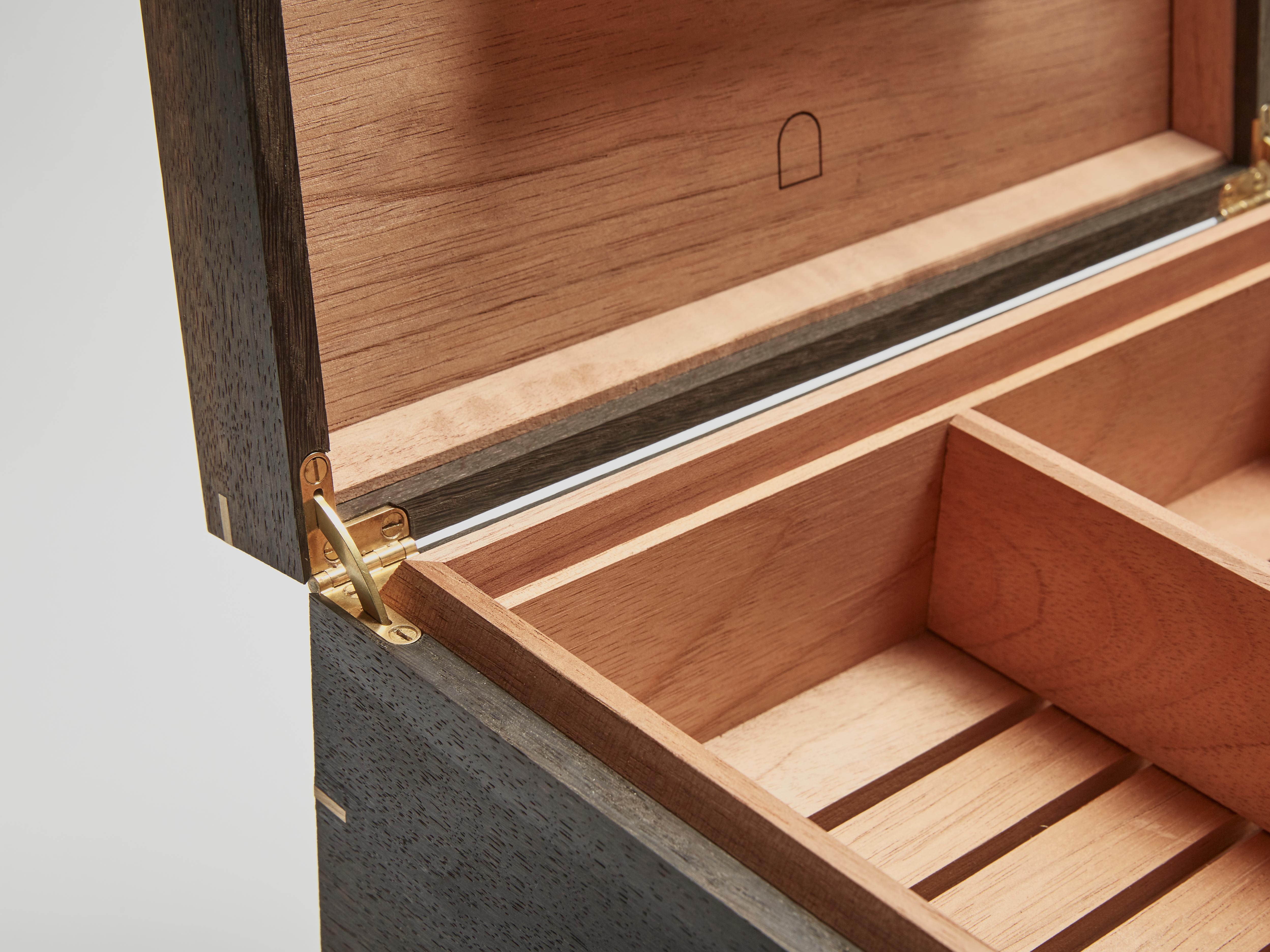 Ottone Humidor da cento sigari in quercia massiccia, rivestimento in cedro e giunture in ottone in vendita