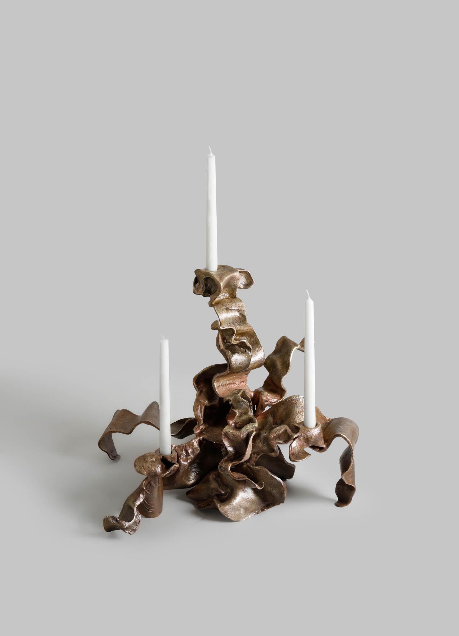 Candelabro de cien pétalos de rosa en latón, Viya by Vikram Goyal

En cascada, como los ágiles pétalos de la rosa de cien hojas, esta colección dobla la luz y la forma en una abstracción escultórica. Como tributo al encanto intemporal y la