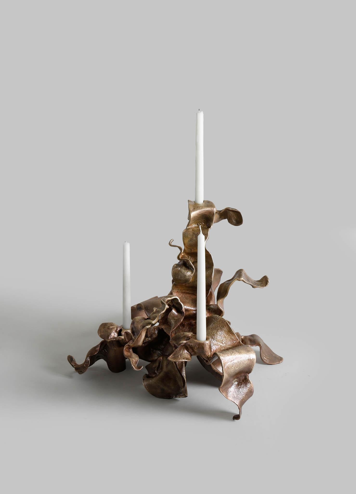 Candelabro de cien pétalos de rosa en latón, Viya by Vikram Goyal Indio en venta