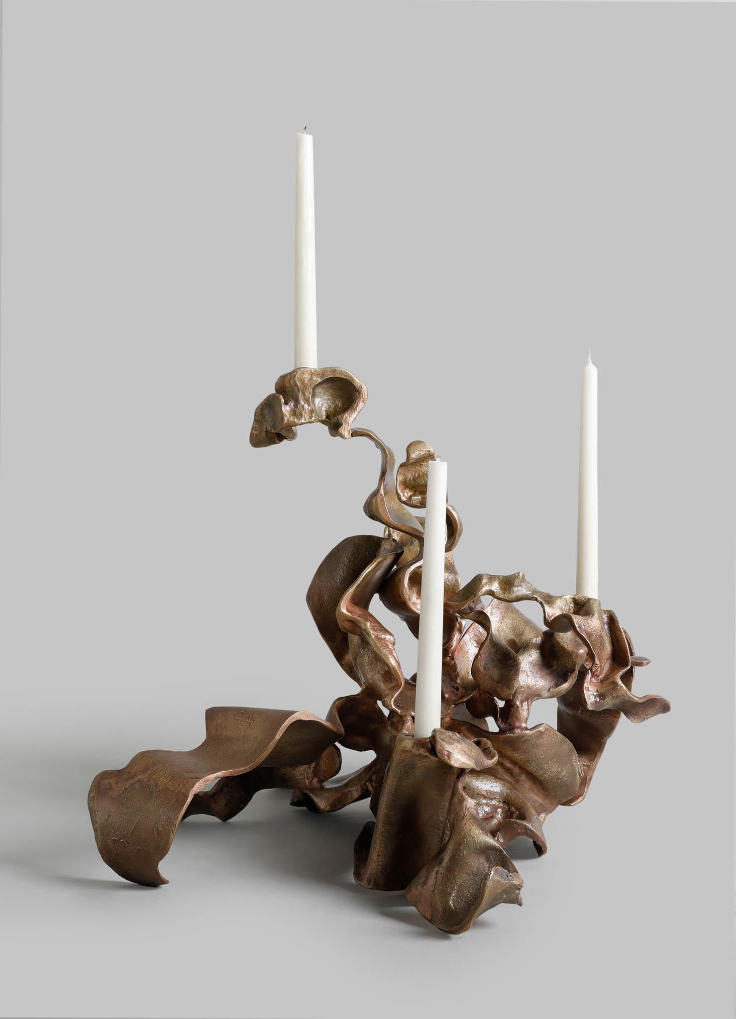 Candelabro de cien pétalos de rosa en latón, Viya by Vikram Goyal Vaciado en venta