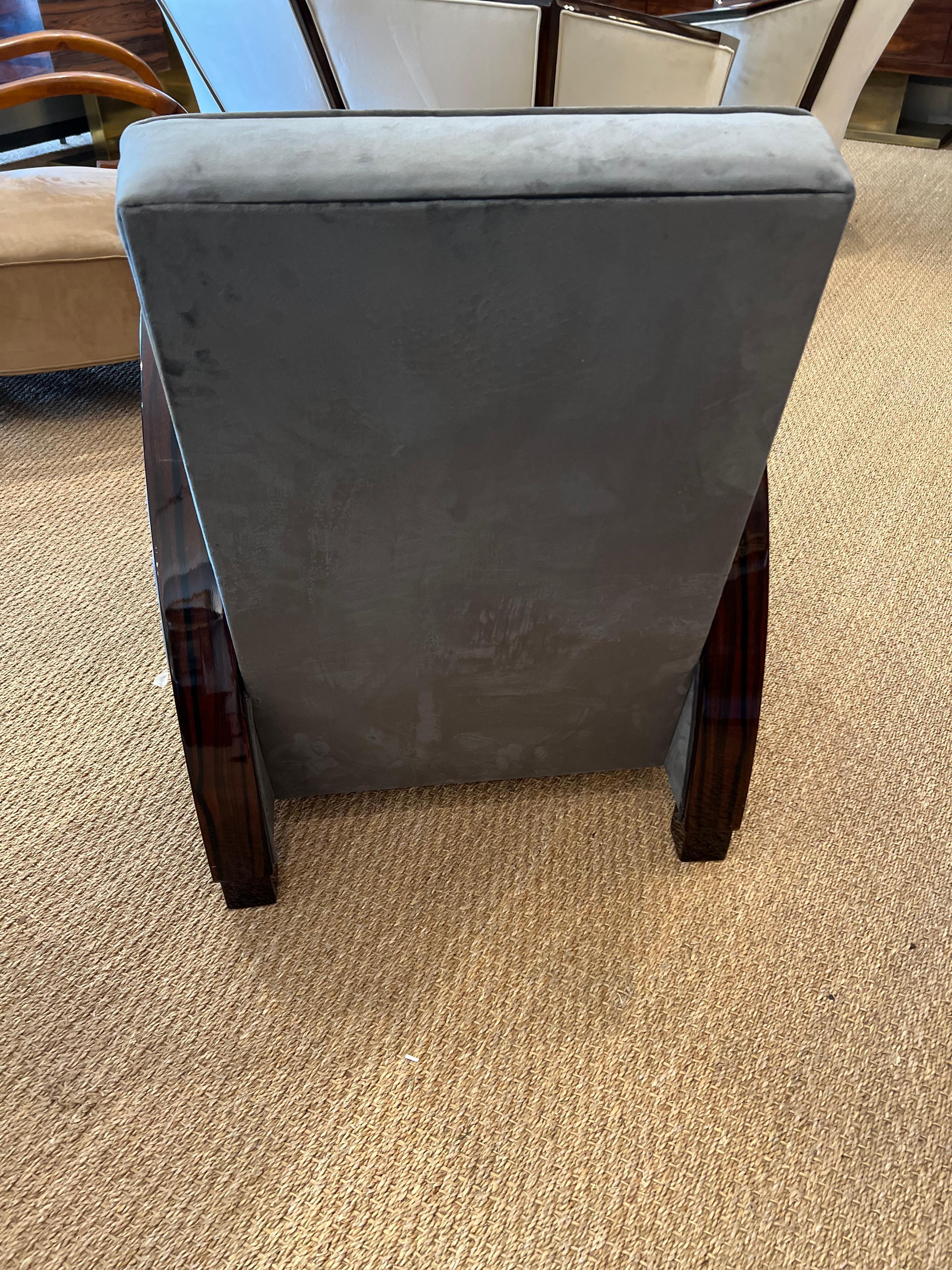 Fauteuil Art Déco Hongrois

Le fauteuil est fabriqué en bois de noyer et retapissé dans un tissu velouté gris. Accoudoirs circulaires agrémentés d'un plateau en bois. Repose sur 4 petits pieds carrés. 


Très bon état, restauré.
Hongrie, C.I.C.
27