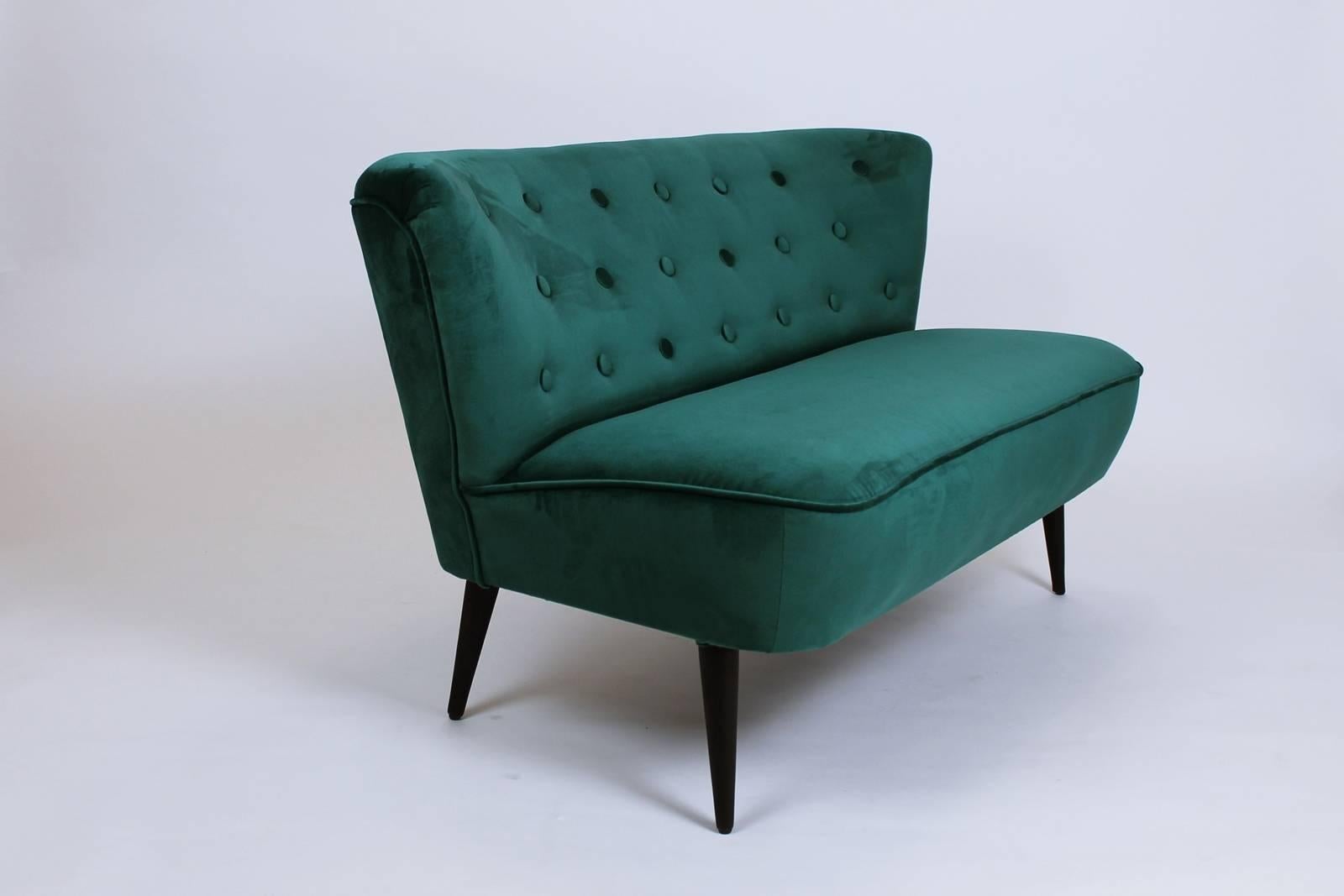 Mid-Century Modern Hungarian Cocktail Sofa in Teal Velvet, 1960s For Sale