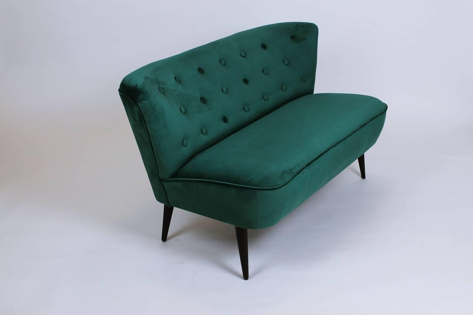 Hungarian Cocktail Sofa in Teal Velvet, 1960s In Excellent Condition For Sale In Debrecen-Pallag, HU