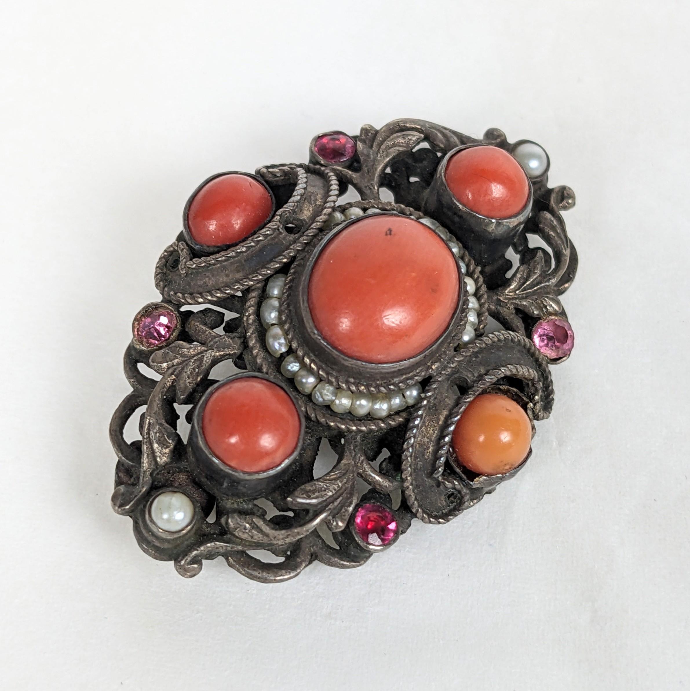 Broche húngaro de plata con coral y perlas semilla de finales del siglo XIX. Engarzada en una pesada montura de plata de ley hecha a mano con cabujones de coral auténtico, perlas de siembra y pastas de rubíes de imitación. 1,5