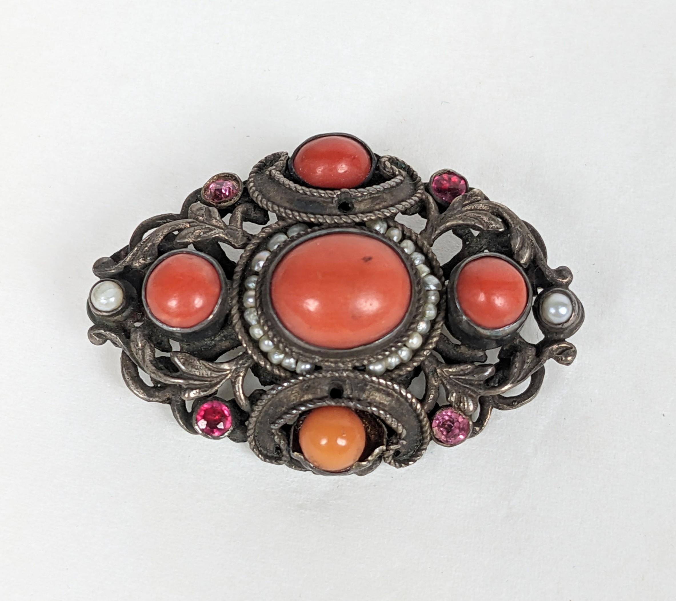 Broche de plata con coral húngaro y perlas de collar Cabujón en venta