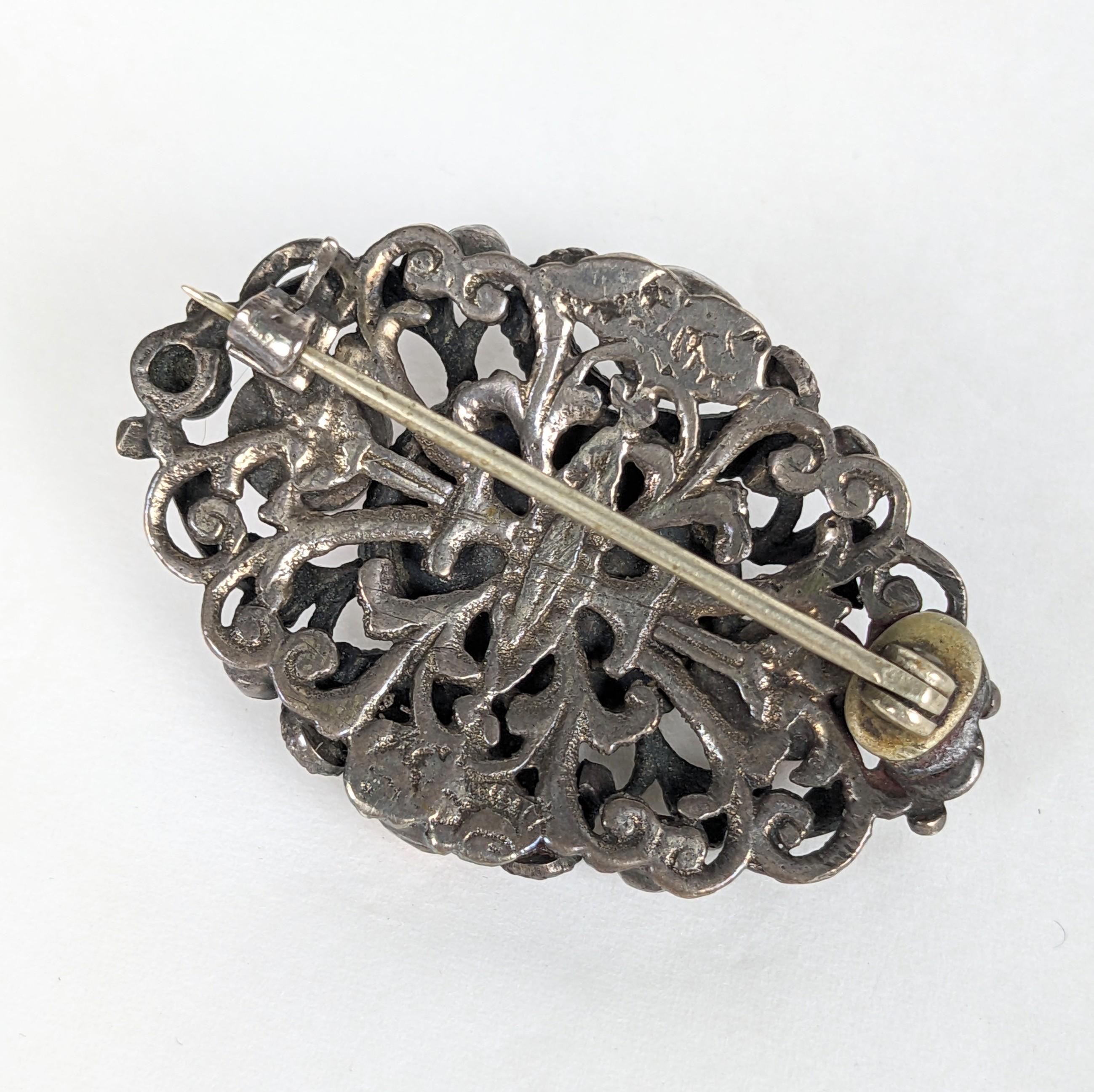 Broche de plata con coral húngaro y perlas de collar en Bueno estado para la venta en New York, NY