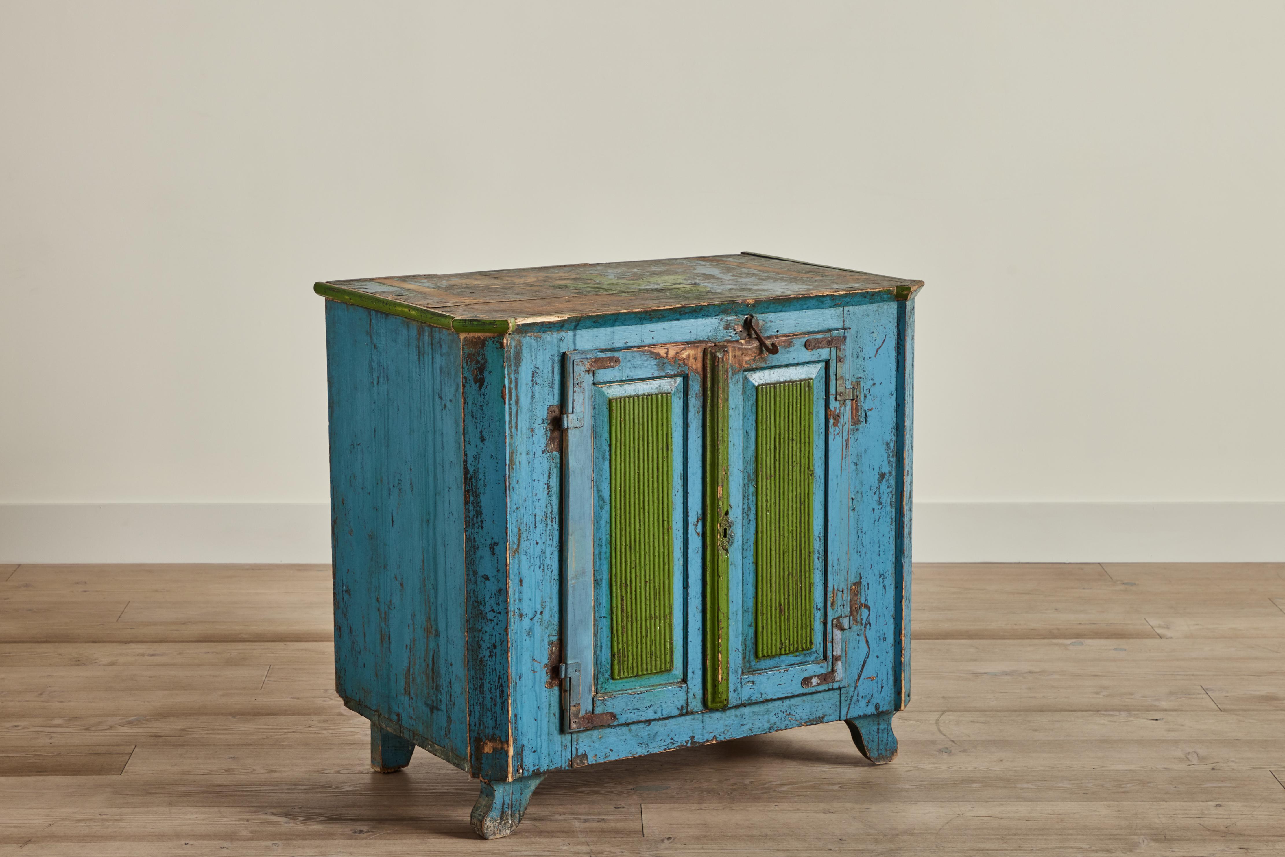 Armoire à confiture de la fin du XIXe siècle, peinte en bleu et vert, provenant de Hongrie. Le bois et la peinture sont très usés, ce qui correspond à l'âge et à l'utilisation. 