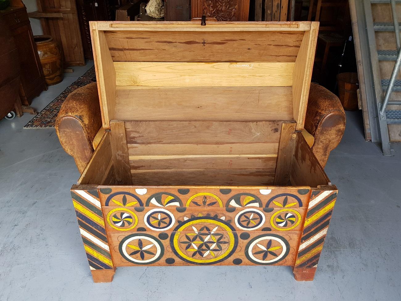 Hungarian Dowry Chest, in Beech, with Carved and Painted Decorative Design In Good Condition For Sale In Raalte, NL