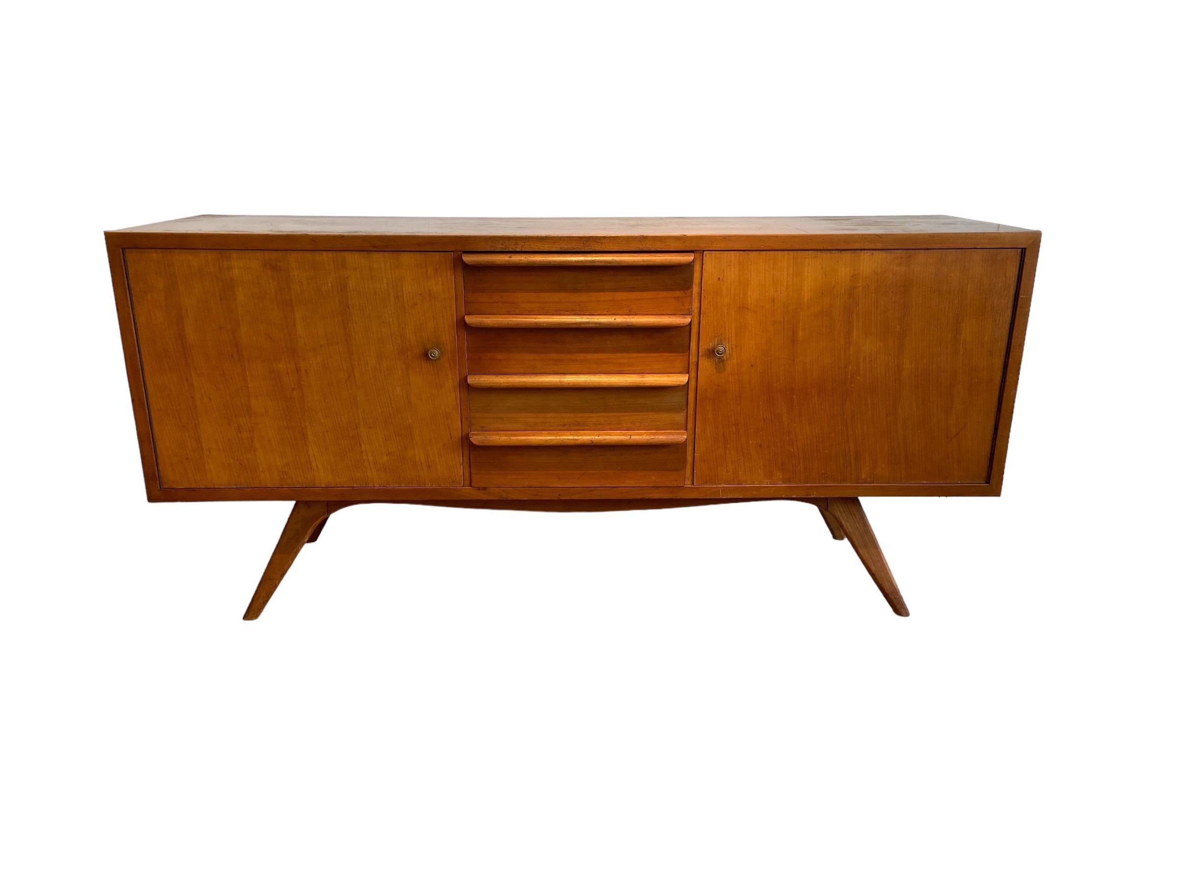 Ungarische Kommode in Teakholz mit 2 Türen und in der Mitte 4 Schubladen.
Circa 1960. Schöne Patina.