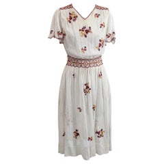 Ungarisches besticktes Fledermaus-Kleid