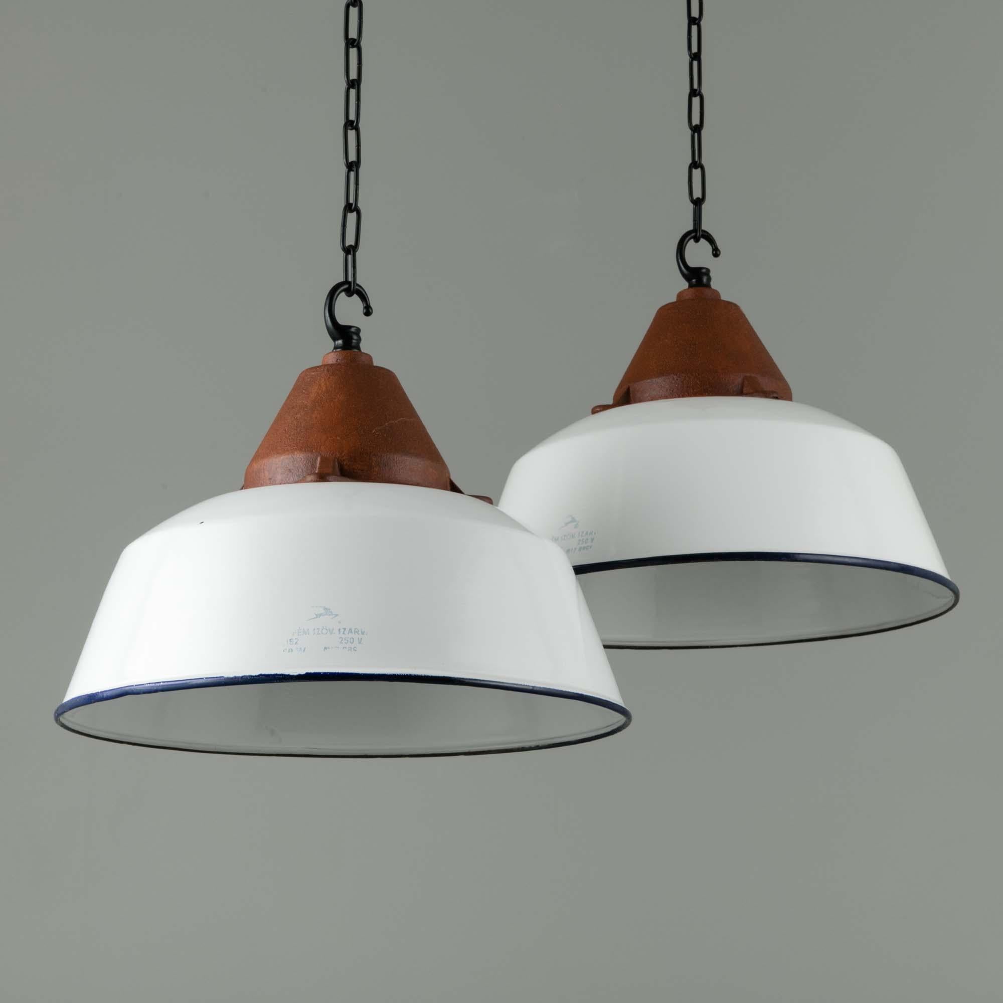 Ungherese Luci a sospensione industriali ungheresi a smalto bianco di fabbrica, anni '50 in vendita