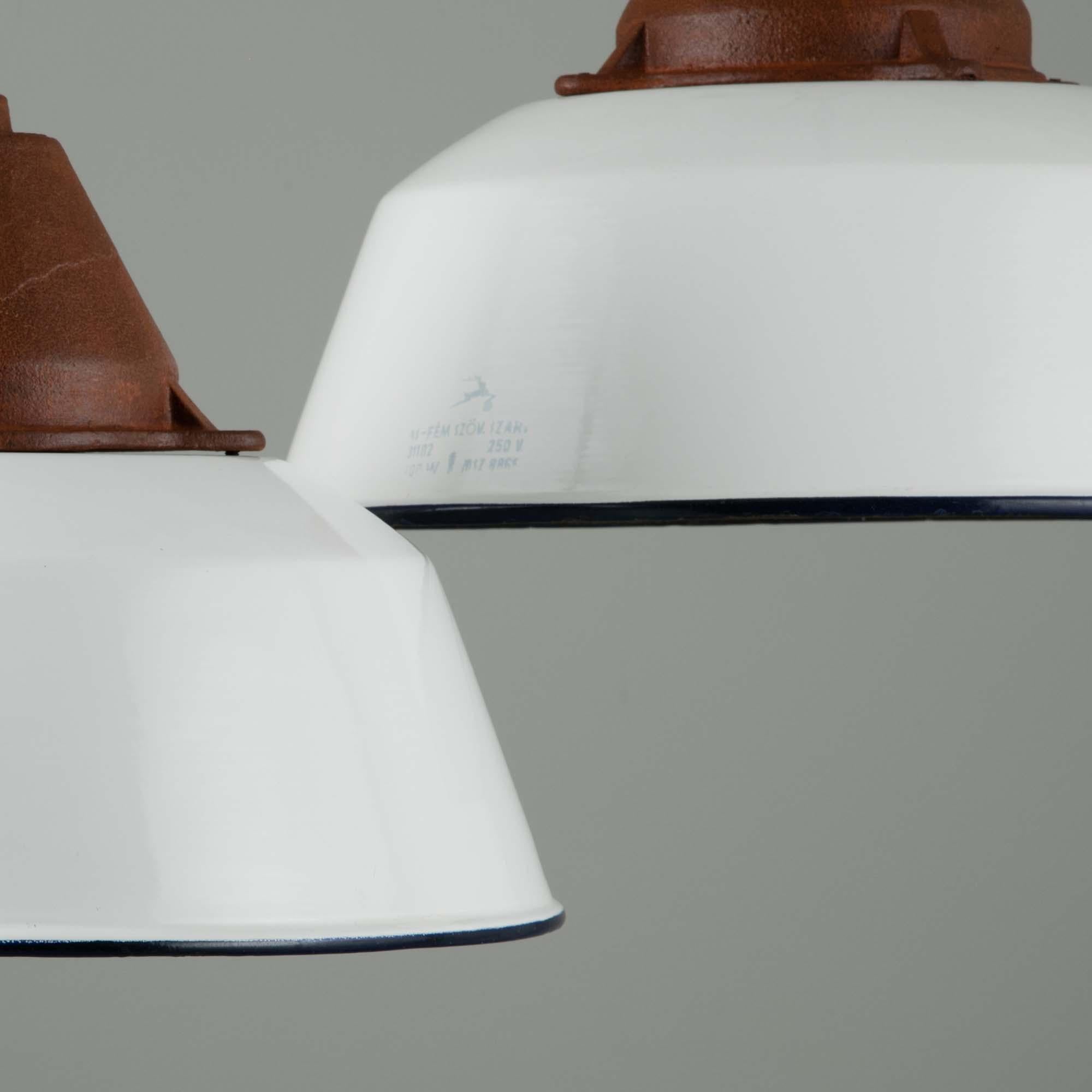 Calco Luci a sospensione industriali ungheresi a smalto bianco di fabbrica, anni '50 in vendita