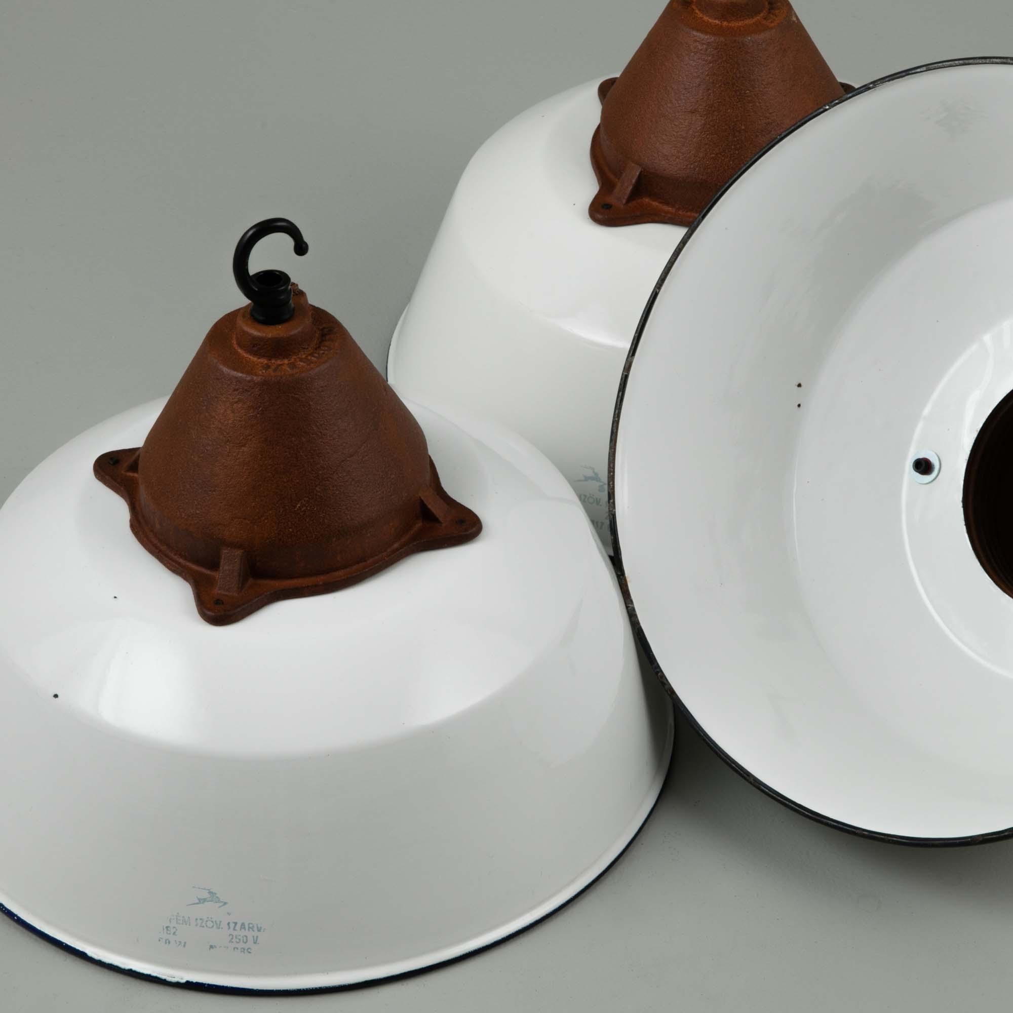 Luci a sospensione industriali ungheresi a smalto bianco di fabbrica, anni '50 In condizioni buone in vendita a Leicester, Leicestershire