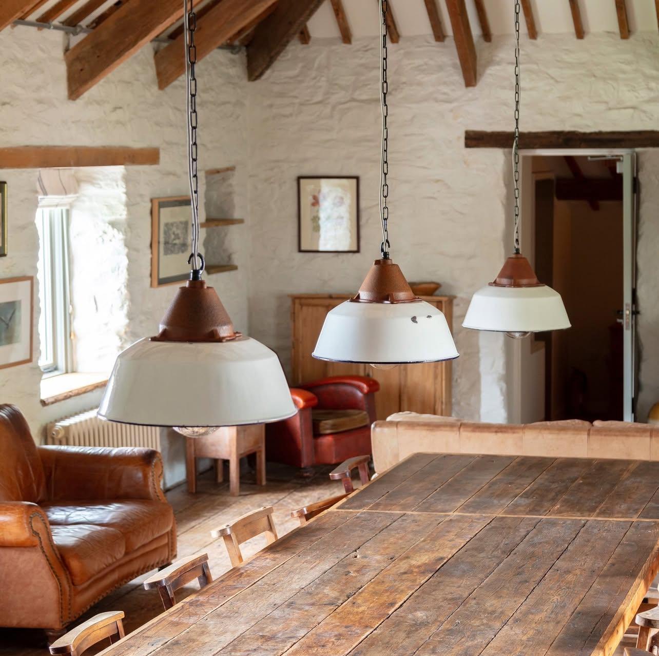 Luci a sospensione industriali ungheresi a smalto bianco di fabbrica, anni '50 in vendita 1