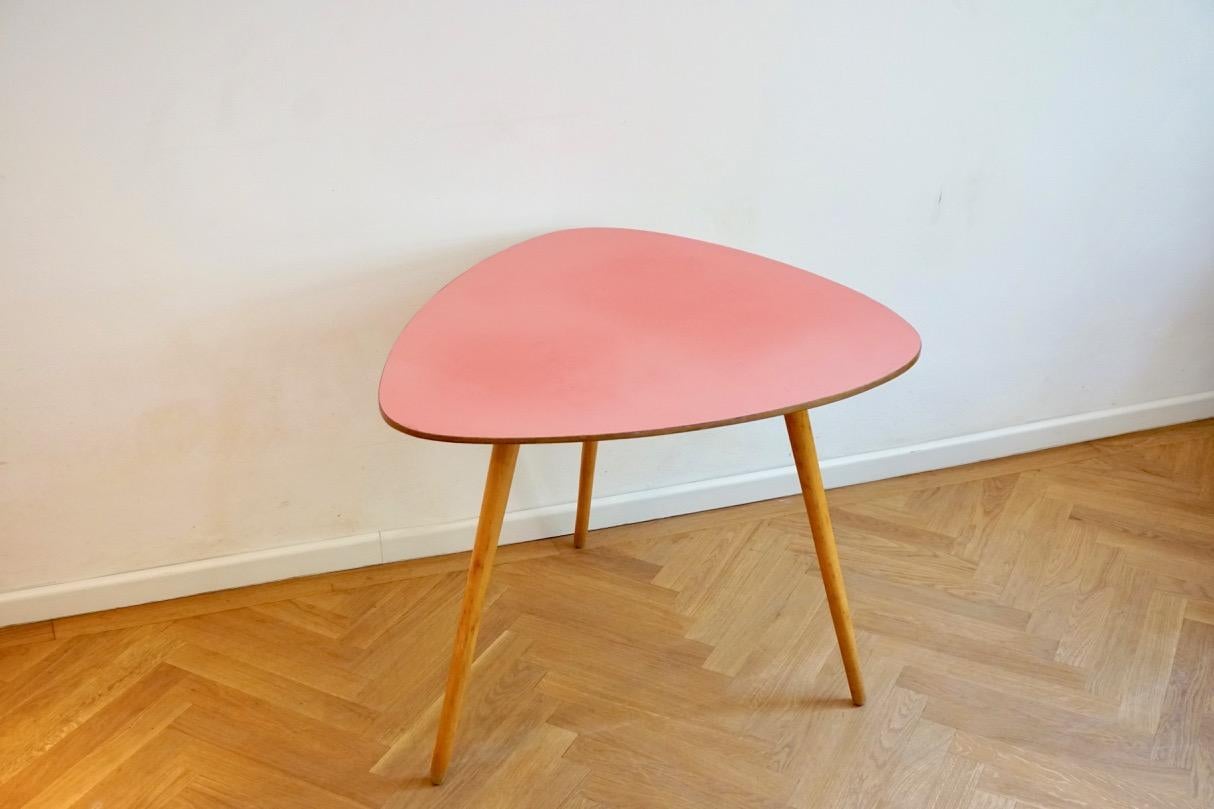 Hungarian midcentury pink and beechwood coffee table with Formica top

This Hungarian, medium-sized Formica coffee table is very characteristic of the 1950s and will find their place in any interior. The three legs are made of reinforced beech