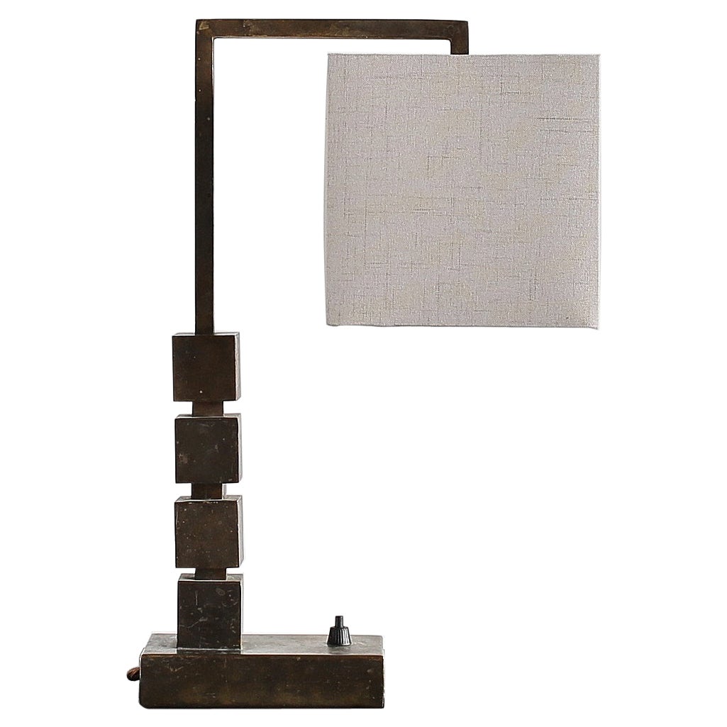 Lámpara de mesa húngara modernista/cubista de latón