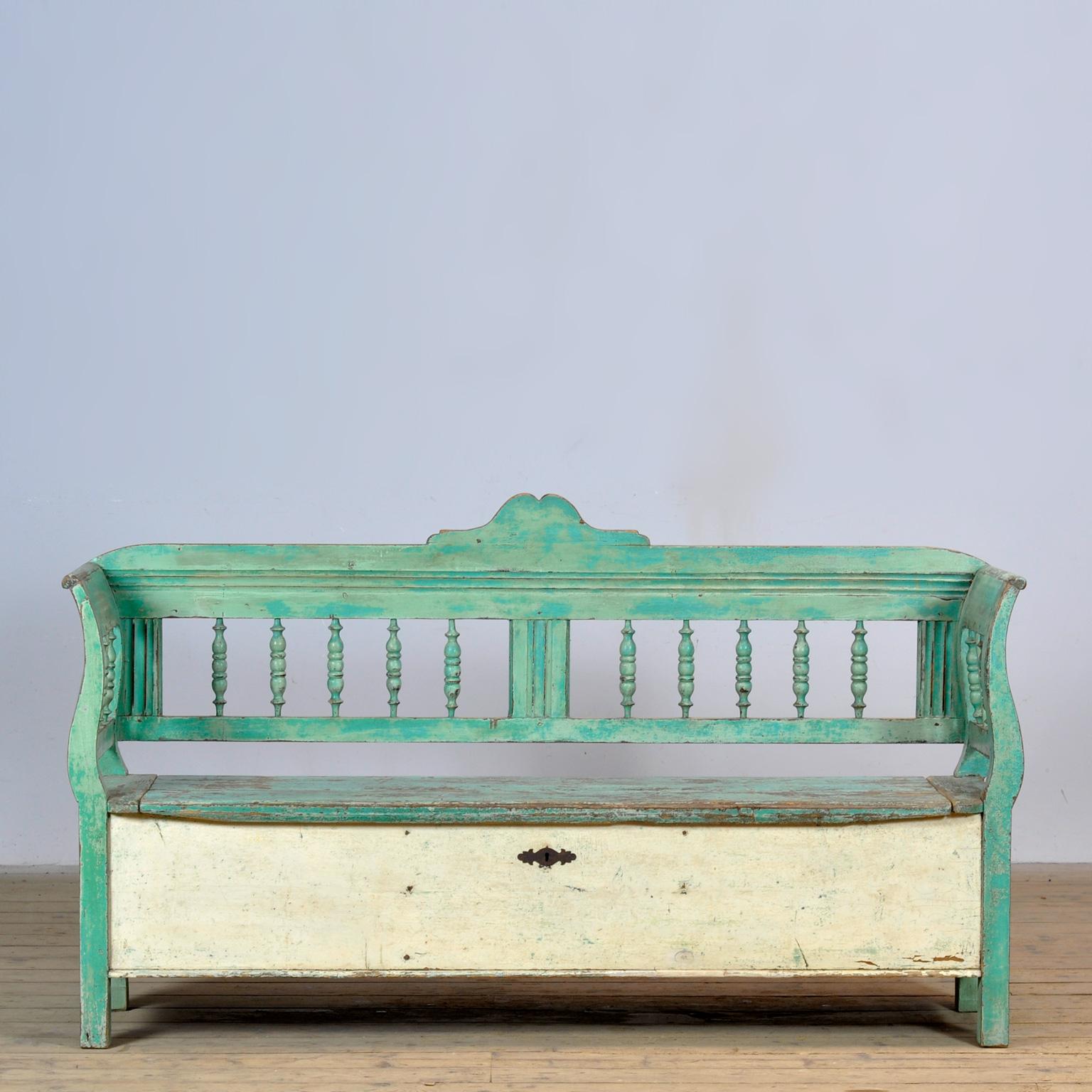 Un charmant banc de Hongrie avec la peinture d'origine. Au fil du temps et de l'utilisation, la peinture s'est usée par endroits, jusqu'au bois. Il dispose d'un espace de rangement sous le siège, divisé en trois compartiments.